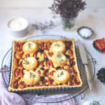 Rezept für französische Tomaten-Tarte mit halbgetrockneten-Tomaten, Ziegenkäse, Oliven und Thymian | moeyskitchen.com #tarte #tomatentarte #francebonappetit #tomatentarte #rezepte #foodblog