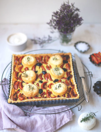 Rezept für französische Tomaten-Tarte mit halbgetrockneten-Tomaten, Ziegenkäse, Oliven und Thymian | moeyskitchen.com #tarte #tomatentarte #francebonappetit #tomatentarte #rezepte #foodblog