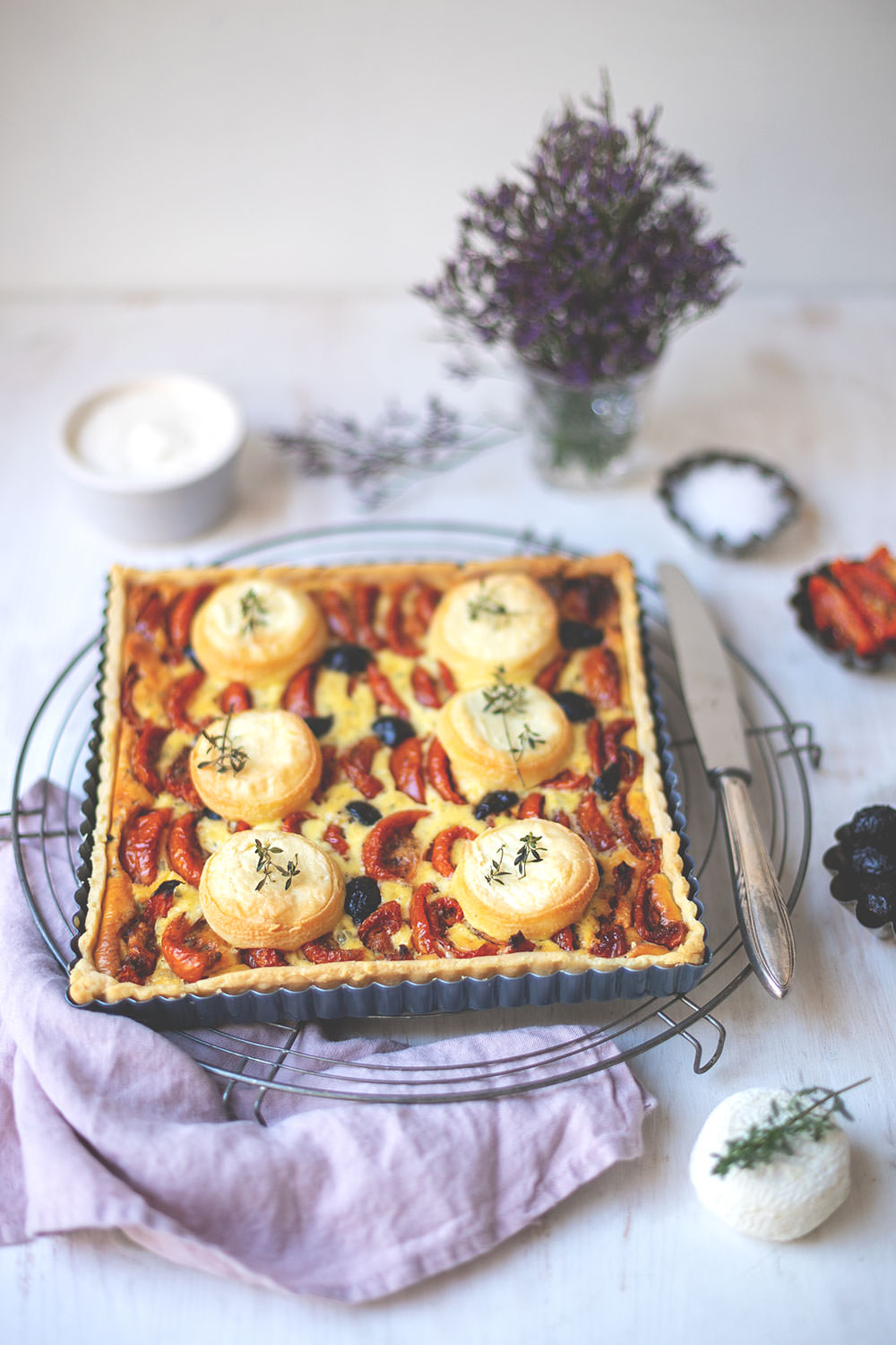 Rezept für französische Tomaten-Tarte mit halbgetrockneten-Tomaten, Ziegenkäse, Oliven und Thymian | moeyskitchen.com #tarte #tomatentarte #francebonappetit #tomatentarte #rezepte #foodblog