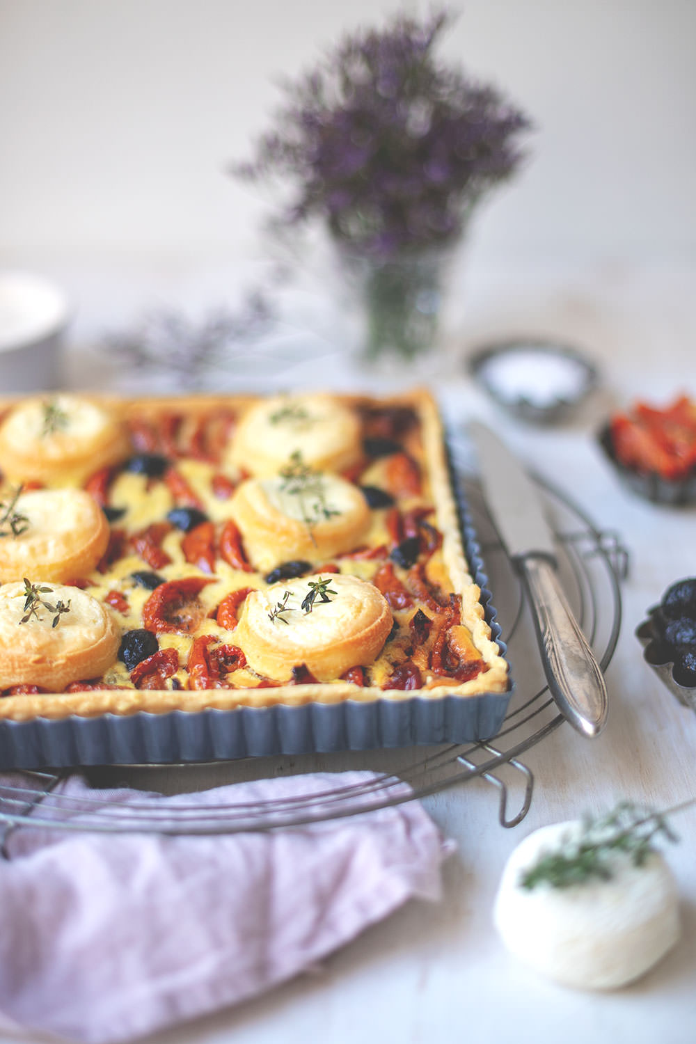 Rezept für französische Tomaten-Tarte mit halbgetrockneten-Tomaten, Ziegenkäse, Oliven und Thymian | moeyskitchen.com #tarte #tomatentarte #francebonappetit #tomatentarte #rezepte #foodblog