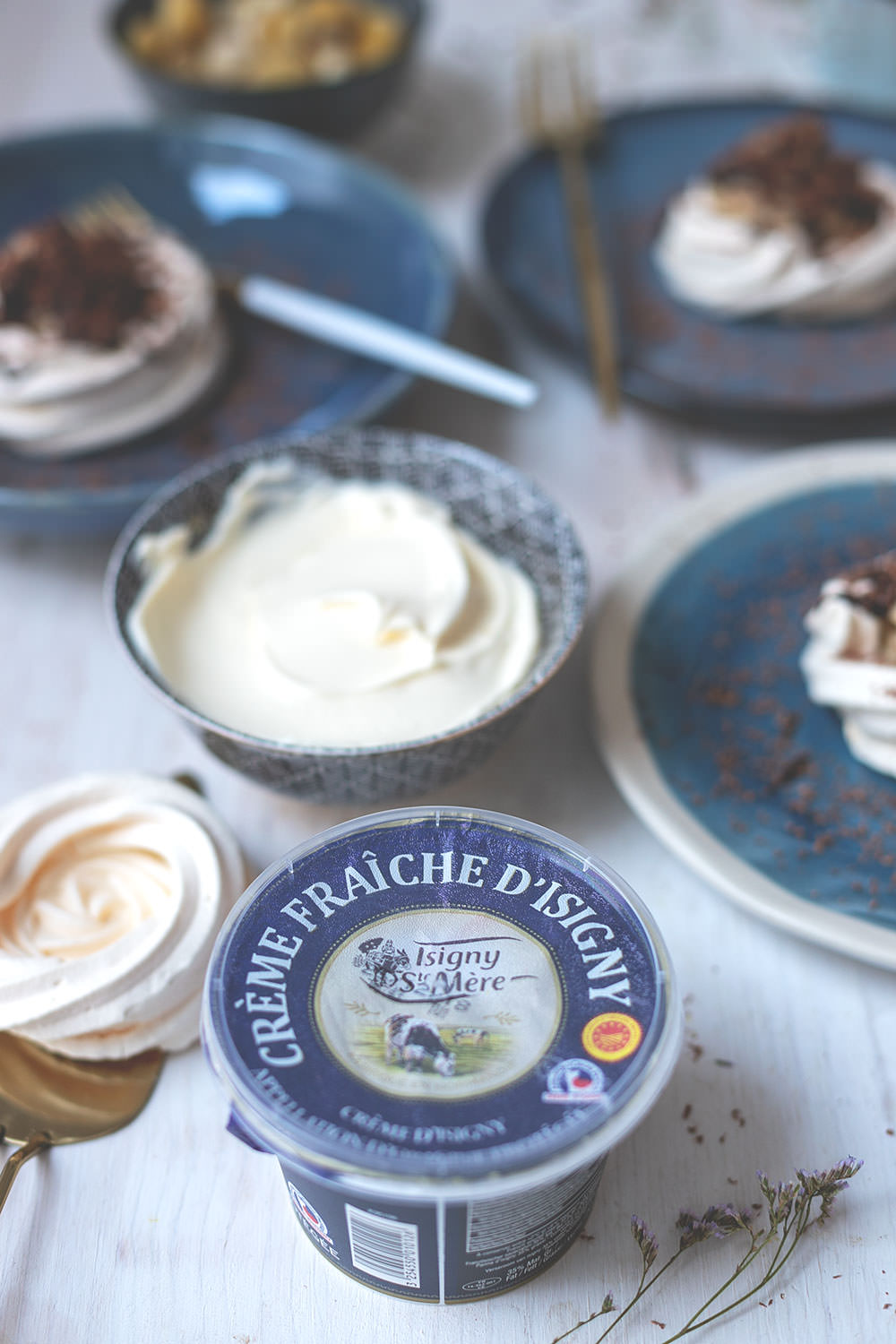 Rezept für kleine Baisers mit Maronencreme und Schokoladensauce | wunderbare Dessertidee, die richtig was her macht, aber super unkompliziert zuzubereiten ist! | (enthält Werbung für das französische Landwirtschaftsministerium) | moeyskitchen.com #baiser #baisers #maronencreme #schokolade #rezept #foodblogger #foodblog