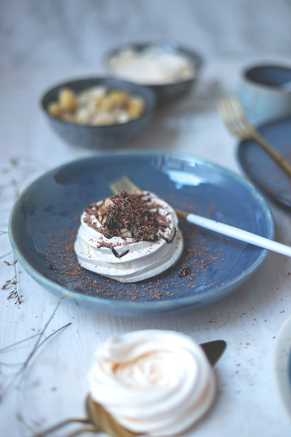 Rezept für kleine Baisers mit Maronencreme und Schokoladensauce | wunderbare Dessertidee, die richtig was her macht, aber super unkompliziert zuzubereiten ist! | (enthält Werbung für das französische Landwirtschaftsministerium) | moeyskitchen.com #baiser #baisers #maronencreme #schokolade #rezept #foodblogger #foodblog