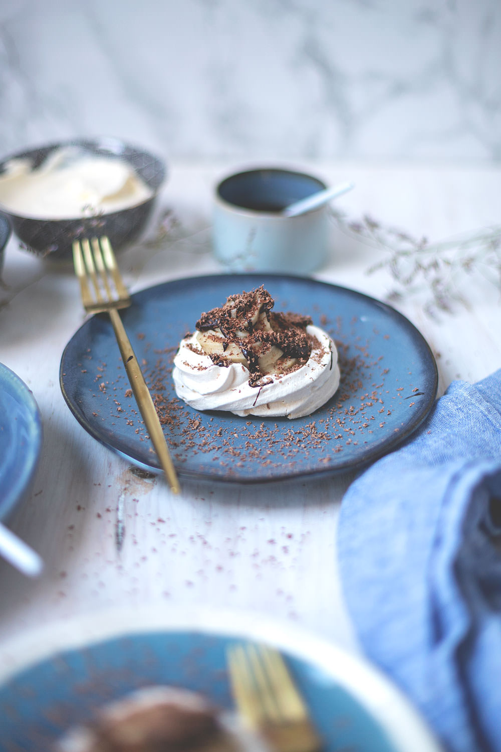 Rezept für kleine Baisers mit Maronencreme und Schokoladensauce | wunderbare Dessertidee, die richtig was her macht, aber super unkompliziert zuzubereiten ist! | (enthält Werbung für das französische Landwirtschaftsministerium) | moeyskitchen.com #baiser #baisers #maronencreme #schokolade #rezept #foodblogger #foodblog