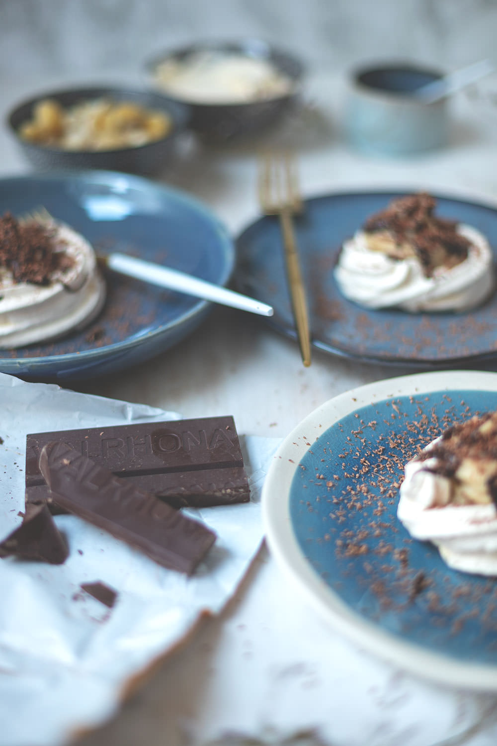 Rezept für kleine Baisers mit Maronencreme und Schokoladensauce | wunderbare Dessertidee, die richtig was her macht, aber super unkompliziert zuzubereiten ist! | (enthält Werbung für das französische Landwirtschaftsministerium) | moeyskitchen.com #baiser #baisers #maronencreme #schokolade #rezept #foodblogger #foodblog
