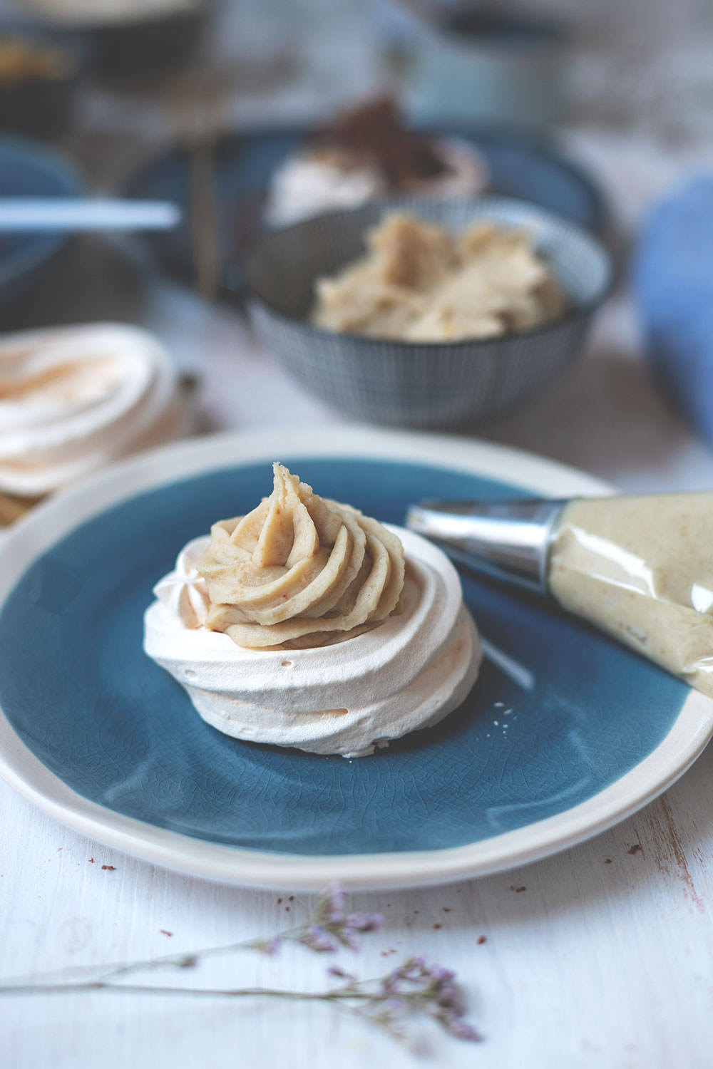 Rezept für kleine Baisers mit Maronencreme und Schokoladensauce | wunderbare Dessertidee, die richtig was her macht, aber super unkompliziert zuzubereiten ist! | (enthält Werbung für das französische Landwirtschaftsministerium) | moeyskitchen.com #baiser #baisers #maronencreme #schokolade #rezept #foodblogger #foodblog