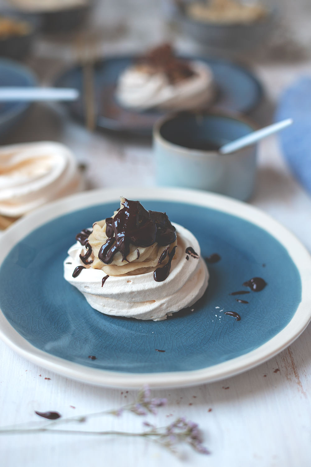 Rezept für kleine Baisers mit Maronencreme und Schokoladensauce | wunderbare Dessertidee, die richtig was her macht, aber super unkompliziert zuzubereiten ist! | (enthält Werbung für das französische Landwirtschaftsministerium) | moeyskitchen.com #baiser #baisers #maronencreme #schokolade #rezept #foodblogger #foodblog