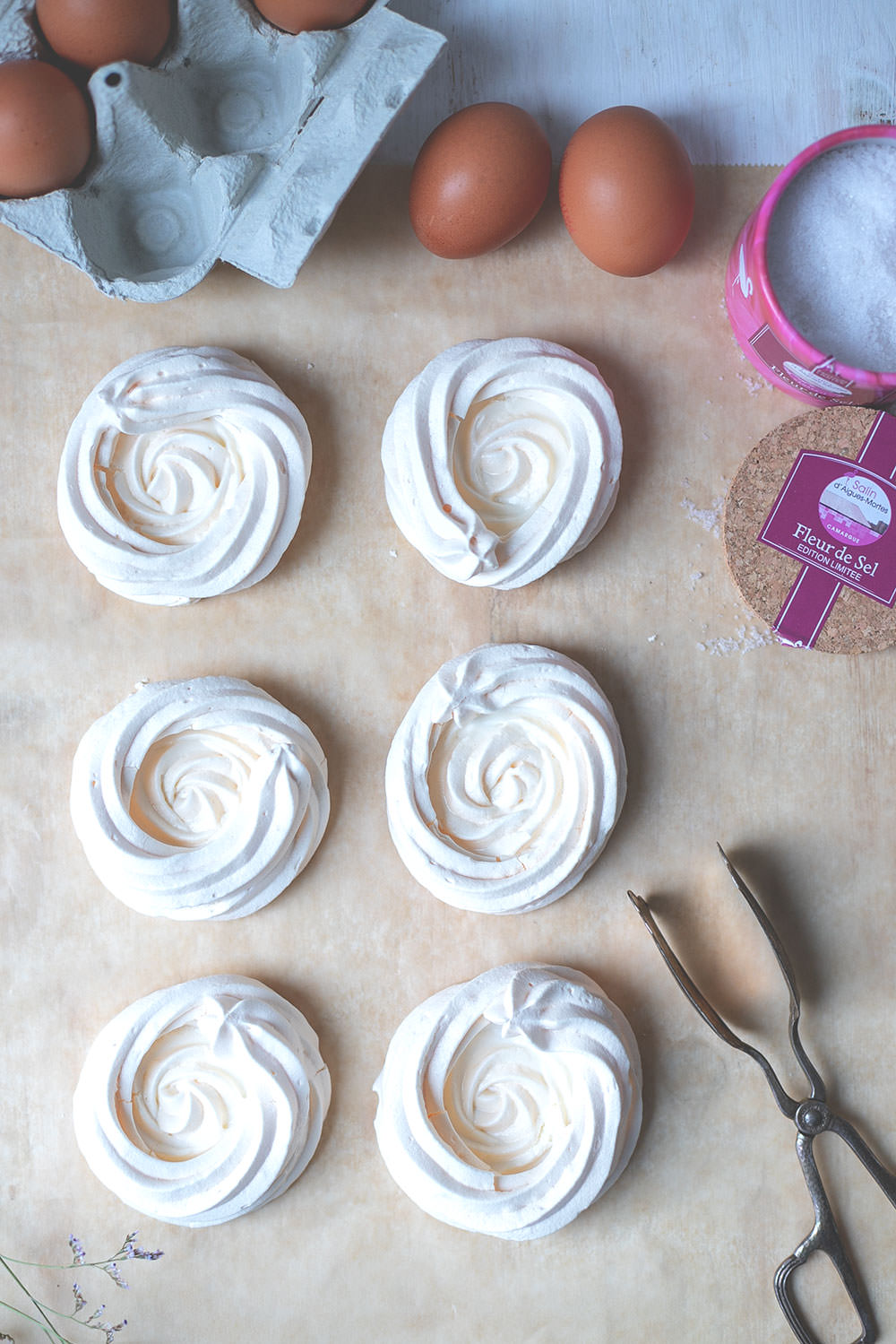 Rezept für kleine Baisers mit Maronencreme und Schokoladensauce | wunderbare Dessertidee, die richtig was her macht, aber super unkompliziert zuzubereiten ist! | (enthält Werbung für das französische Landwirtschaftsministerium) | moeyskitchen.com #baiser #baisers #maronencreme #schokolade #rezept #foodblogger #foodblog