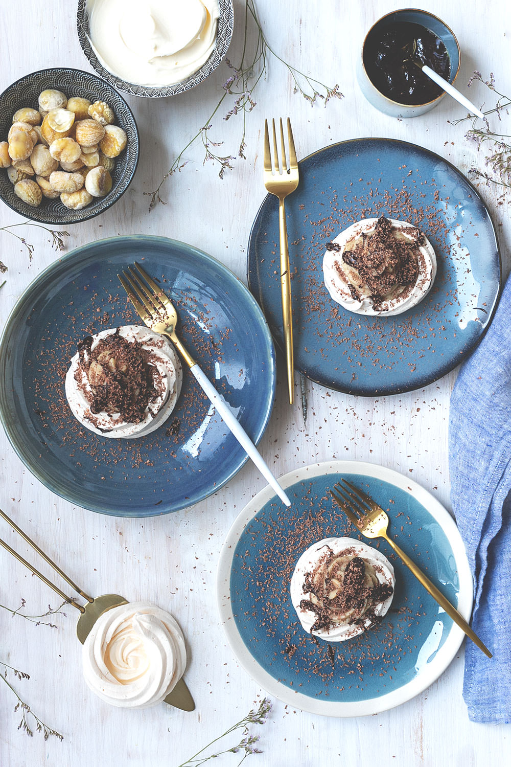 Rezept für kleine Baisers mit Maronencreme und Schokoladensauce | wunderbare Dessertidee, die richtig was her macht, aber super unkompliziert zuzubereiten ist! | (enthält Werbung für das französische Landwirtschaftsministerium) | moeyskitchen.com #baiser #baisers #maronencreme #schokolade #rezept #foodblogger #foodblog