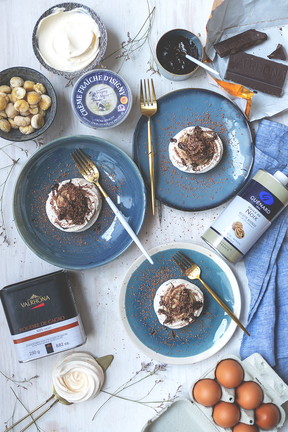 Rezept für kleine Baisers mit Maronencreme und Schokoladensauce | wunderbare Dessertidee, die richtig was her macht, aber super unkompliziert zuzubereiten ist! | (enthält Werbung für das französische Landwirtschaftsministerium) | moeyskitchen.com #baiser #baisers #maronencreme #schokolade #rezept #foodblogger #foodblog