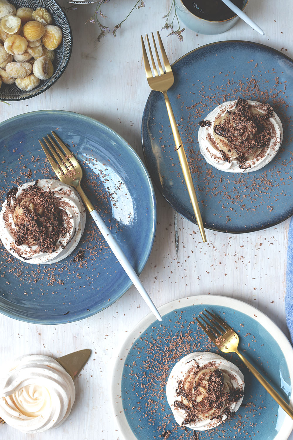 Rezept für kleine Baisers mit Maronencreme und Schokoladensauce | wunderbare Dessertidee, die richtig was her macht, aber super unkompliziert zuzubereiten ist! | (enthält Werbung für das französische Landwirtschaftsministerium) | moeyskitchen.com #baiser #baisers #maronencreme #schokolade #rezept #foodblogger #foodblog