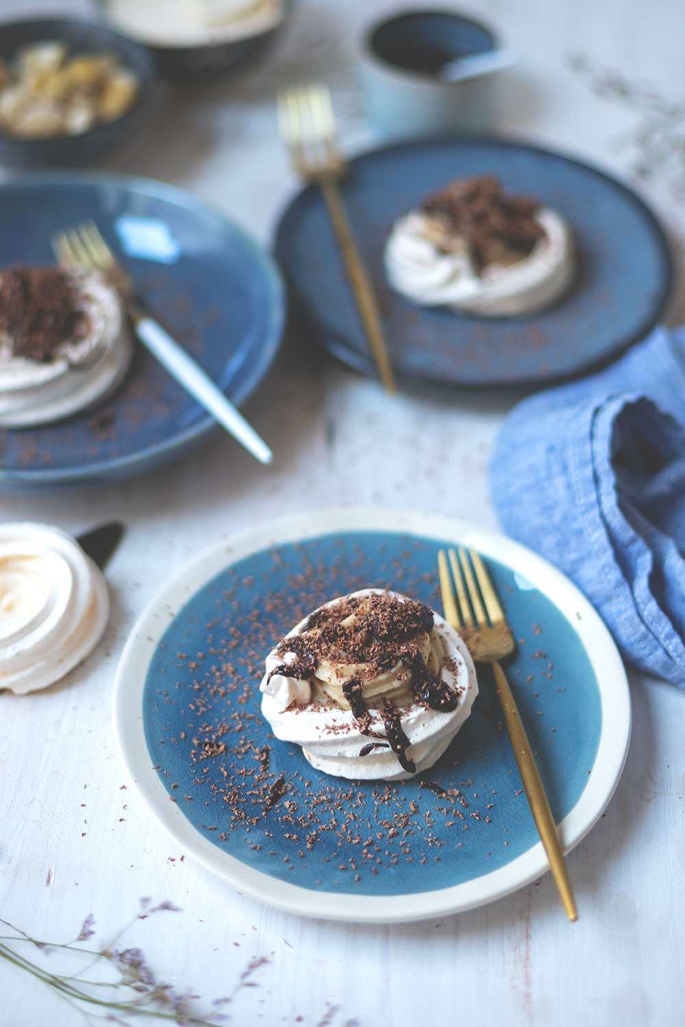 Rezept für kleine Baisers mit Maronencreme und Schokoladensauce | wunderbare Dessertidee, die richtig was hermacht, aber super unkompliziert zuzubereiten ist! | (enthält Werbung für das französische Landwirtschaftsministerium) | moeyskitchen.com #baiser #baisers #maronencreme #schokolade #rezept #foodblogger #foodblog