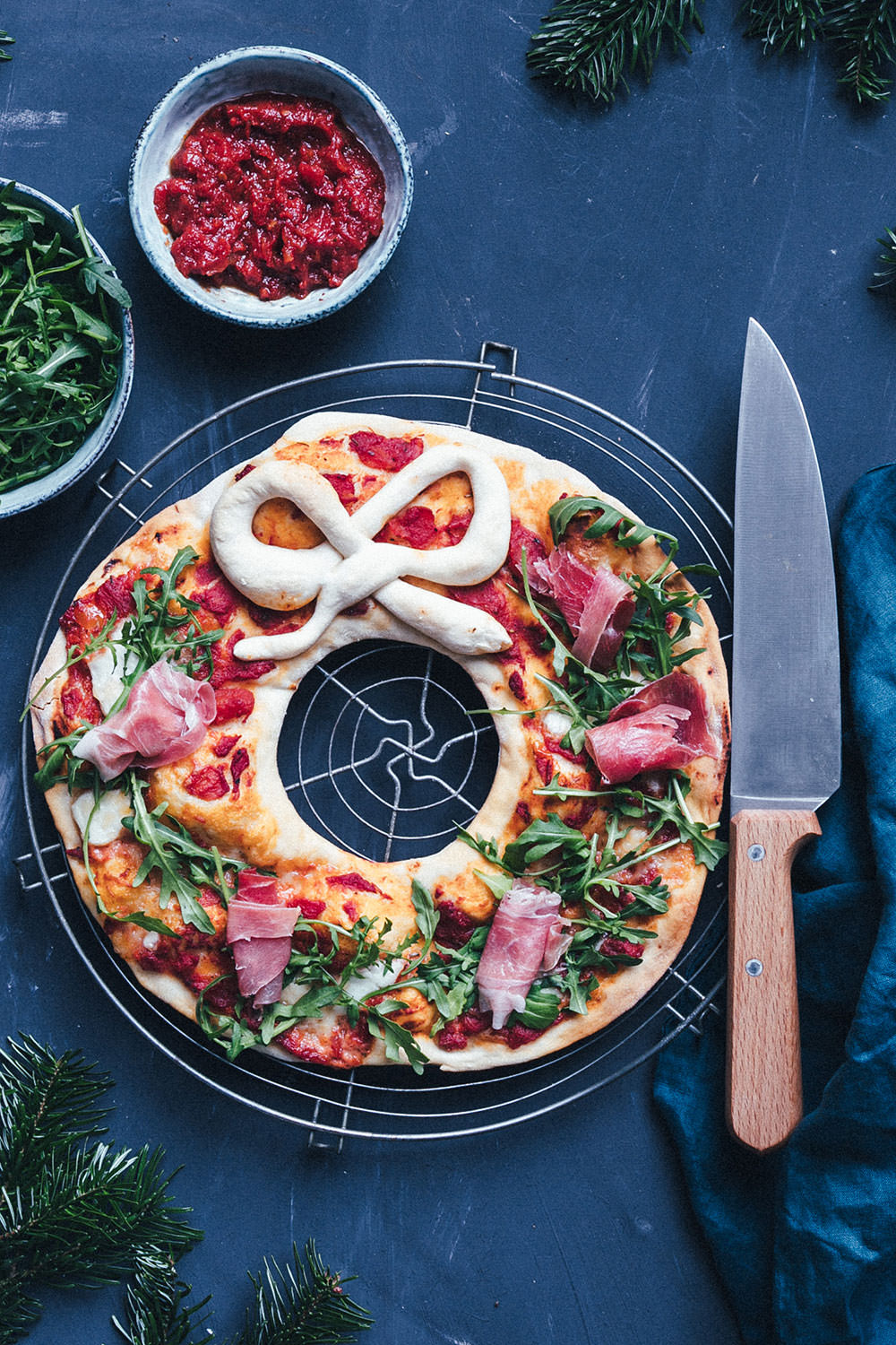 Rezept für festlichen Pizza-Kranz mit Rucola und Serrano-Schinken | moeyskitchen.com #pizza #rezept #weihnachten #rezepte #foodblogger