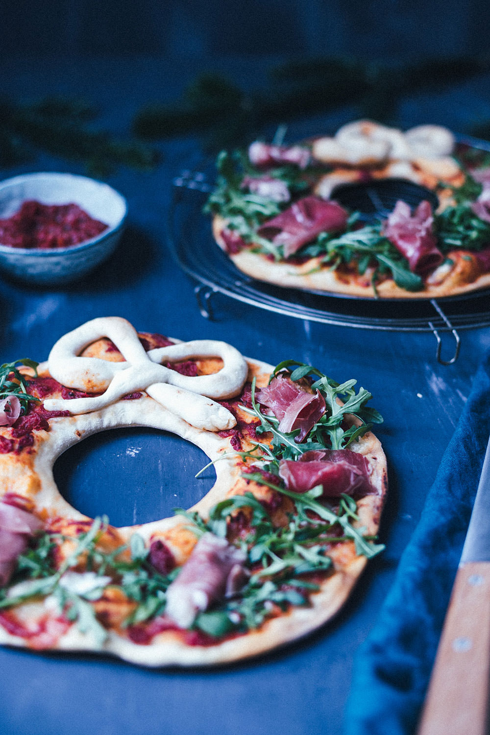 Rezept für festlichen Pizza-Kranz mit Rucola und Serrano-Schinken | moeyskitchen.com #pizza #rezept #weihnachten #rezepte #foodblogger