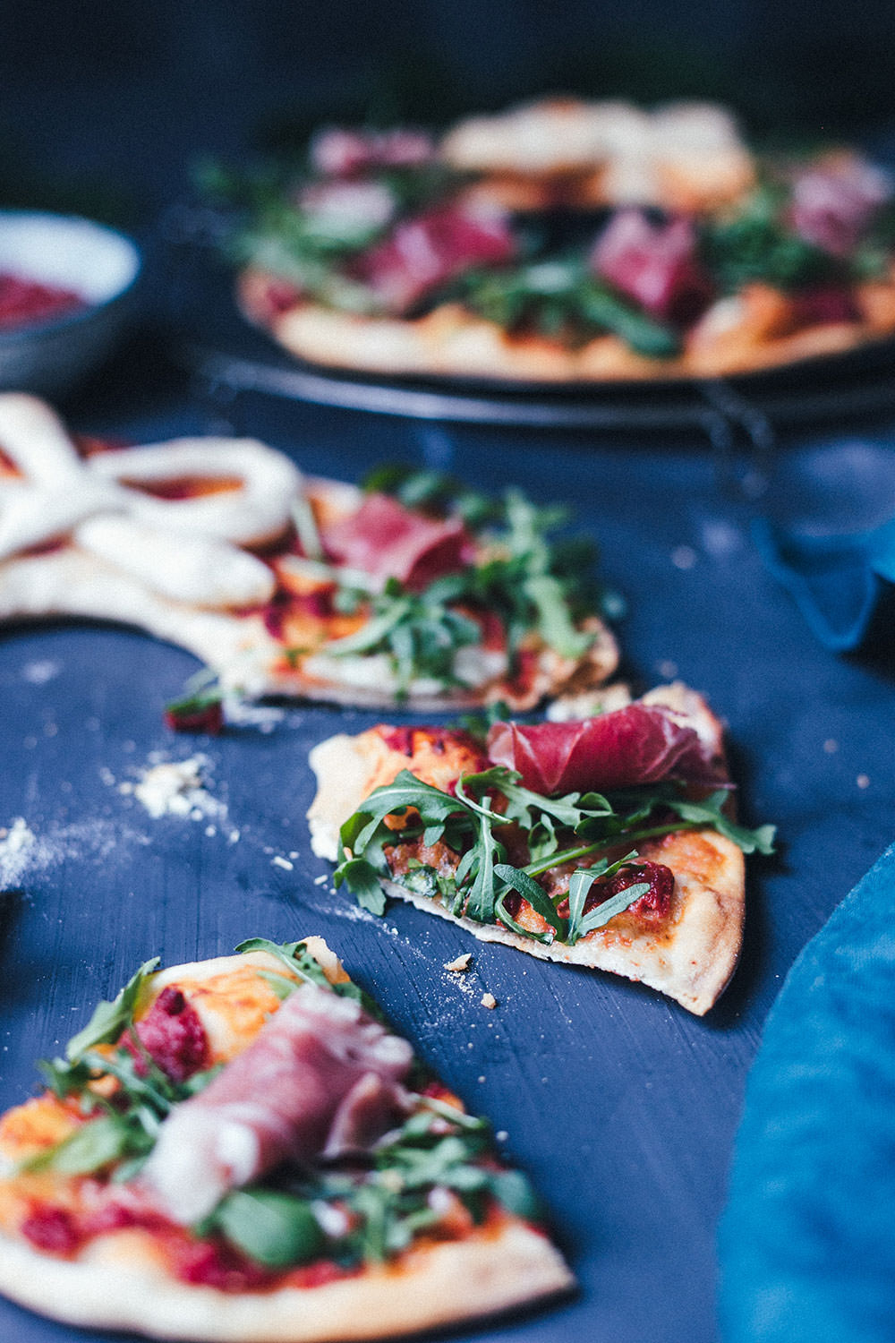 Rezept für festlichen Pizza-Kranz mit Rucola und Serrano-Schinken | moeyskitchen.com #pizza #rezept #weihnachten #rezepte #foodblogger