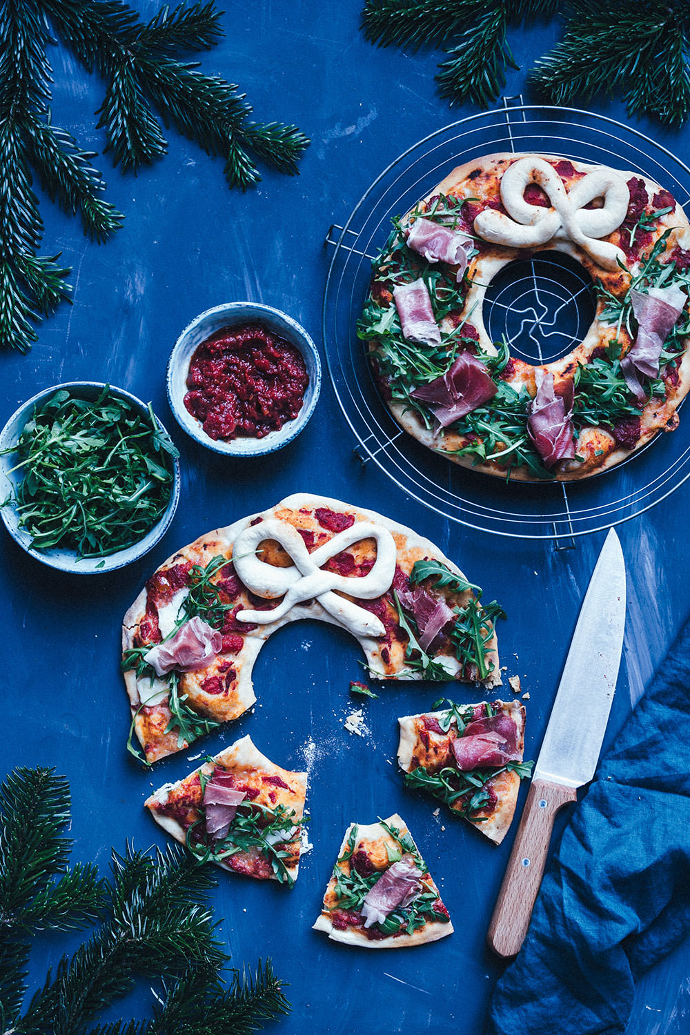 Rezept für festlichen Pizza-Kranz mit Rucola und Serrano-Schinken | moeyskitchen.com #pizza #rezept #weihnachten #rezepte #foodblogger