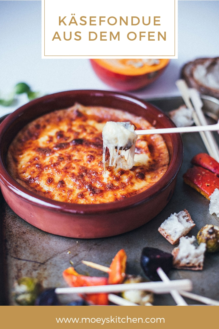 Rezept für leckeres Käsefondue aus dem Ofen mit geröstetem Wintergemüse | Fondue mit Brie, Gruyère und Cheddar - beliebig abzuwandeln! | moeyskitchen.com #käsefondue #ofenfondue #fondue #käse #wintergemüse #gemüse #foodblogger #rezepte