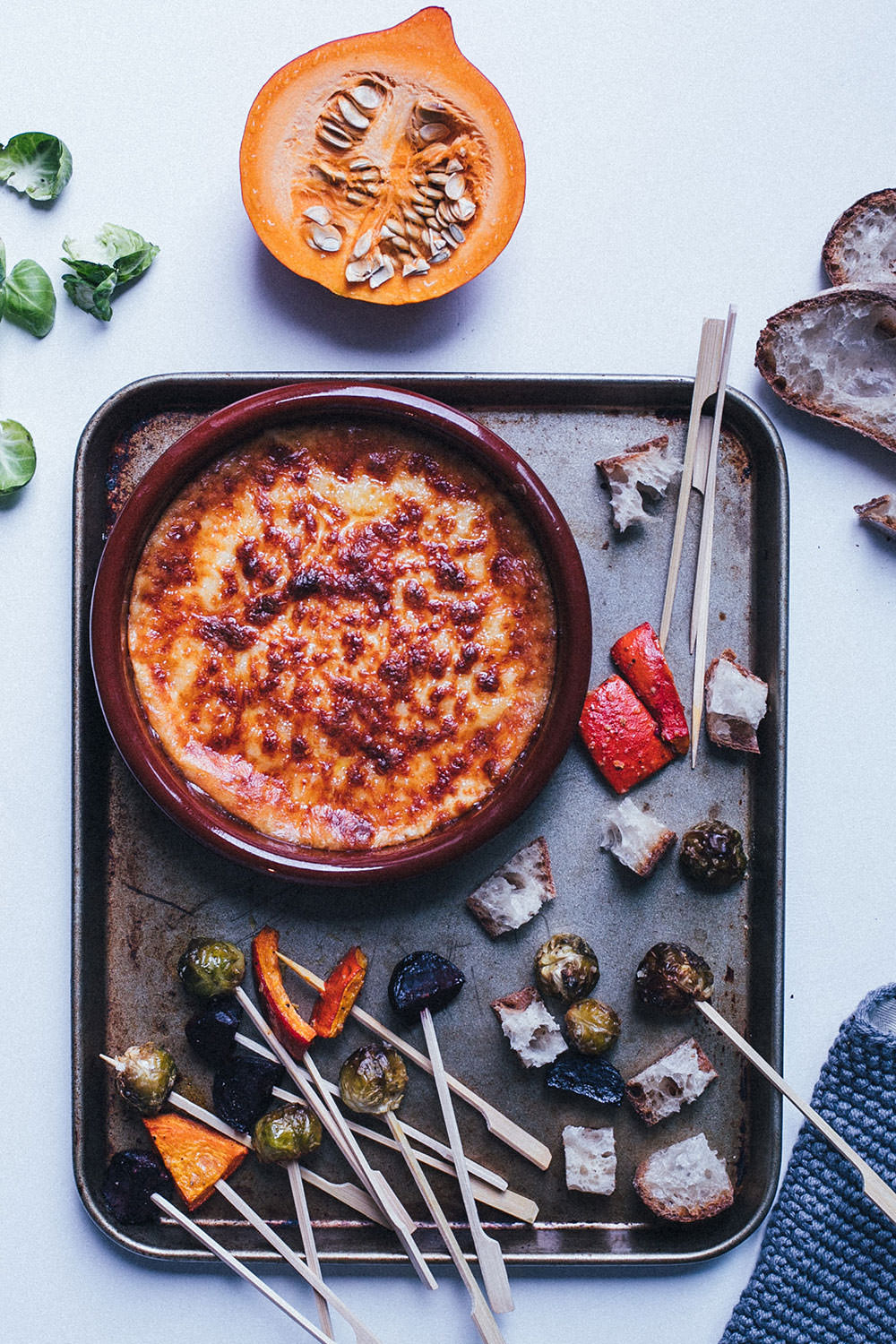 Rezept für leckeres Käsefondue aus dem Ofen mit geröstetem Wintergemüse | Fondue mit Brie, Gruyère und Cheddar - beliebig abzuwandeln! | moeyskitchen.com #käsefondue #ofenfondue #fondue #käse #wintergemüse #gemüse #foodblogger #rezepte