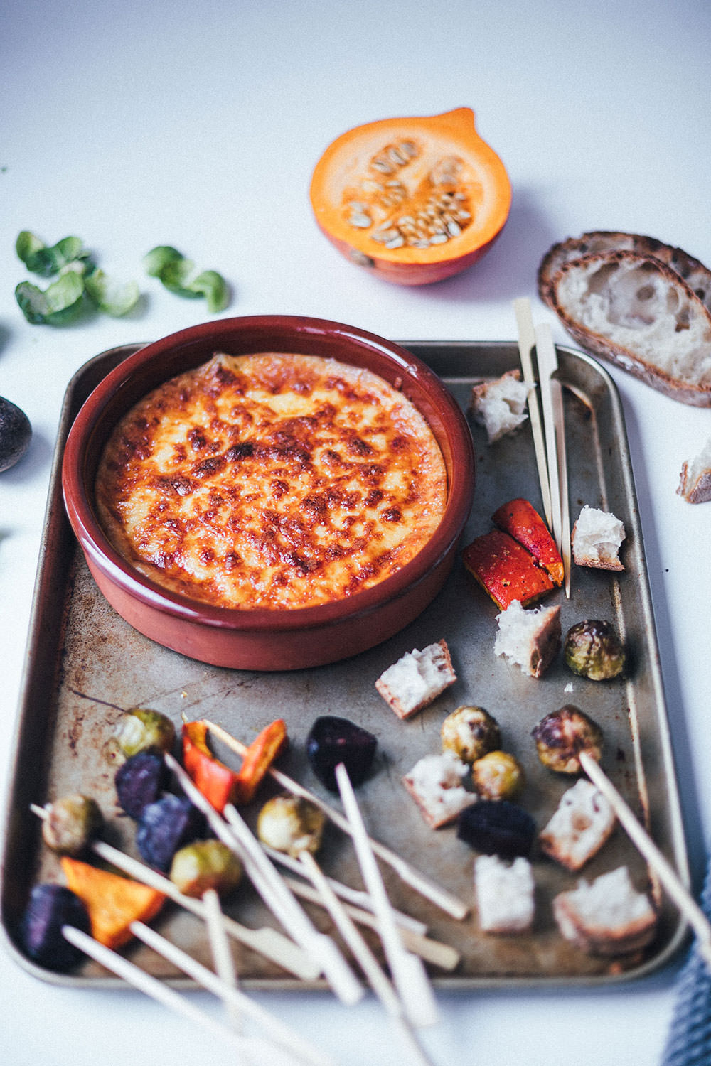 Rezept für leckeres Käsefondue aus dem Ofen mit geröstetem Wintergemüse | Fondue mit Brie, Gruyère und Cheddar - beliebig abzuwandeln! | moeyskitchen.com #käsefondue #ofenfondue #fondue #käse #wintergemüse #gemüse #foodblogger #rezepte