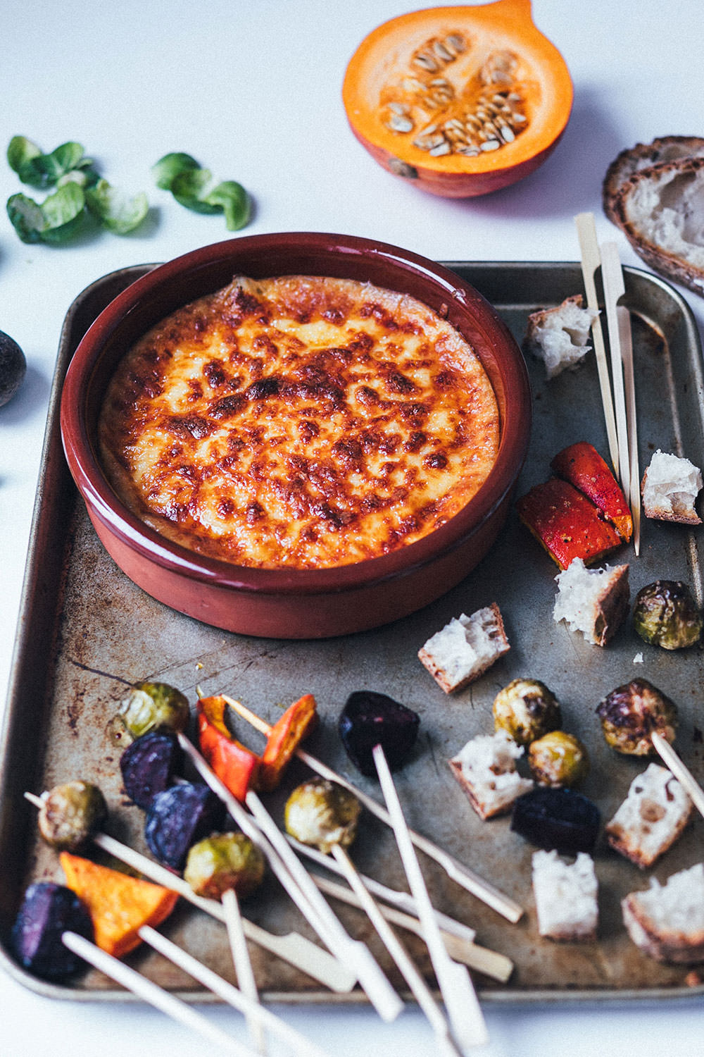 Rezept für leckeres Käsefondue aus dem Ofen mit geröstetem Wintergemüse | Fondue mit Brie, Gruyère und Cheddar - beliebig abzuwandeln! | moeyskitchen.com #käsefondue #ofenfondue #fondue #käse #wintergemüse #gemüse #foodblogger #rezepte