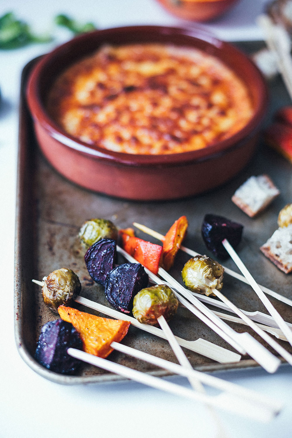 Rezept für leckeres Käsefondue aus dem Ofen mit geröstetem Wintergemüse | Fondue mit Brie, Gruyère und Cheddar - beliebig abzuwandeln! | moeyskitchen.com #käsefondue #ofenfondue #fondue #käse #wintergemüse #gemüse #foodblogger #rezepte