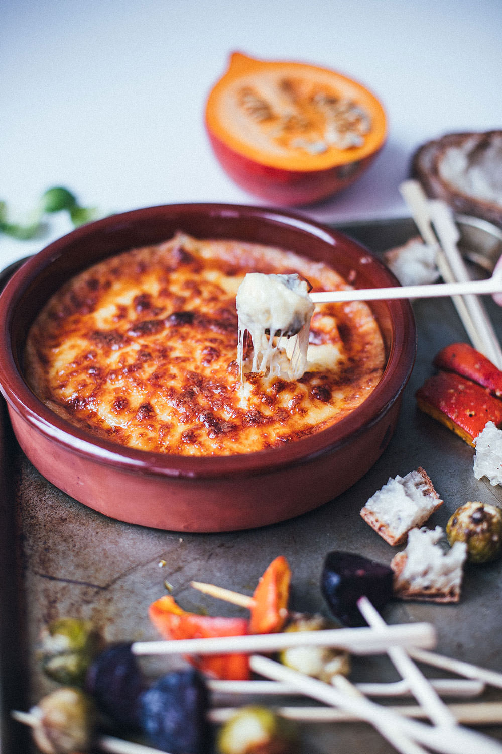 Rezept für leckeres Käsefondue aus dem Ofen mit geröstetem Wintergemüse | Fondue mit Brie, Gruyère und Cheddar - beliebig abzuwandeln! | moeyskitchen.com #käsefondue #ofenfondue #fondue #käse #wintergemüse #gemüse #foodblogger #rezepte