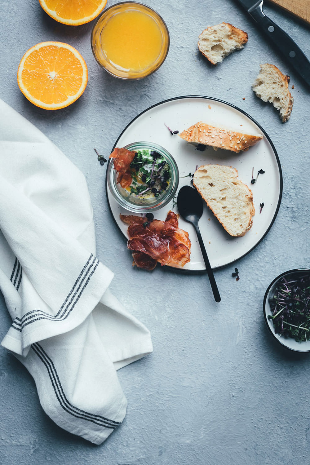 Rezept für Eier im Glas (Oeufs cocotte) zum Sonntagsfrühstück | The Sunday Breakfast Club | moeyskitchen.com #eierimglas #oeufscocotte #oeufsencocotte #sonntagsfrühstück #frühstück #breakfast #frühstücksei
