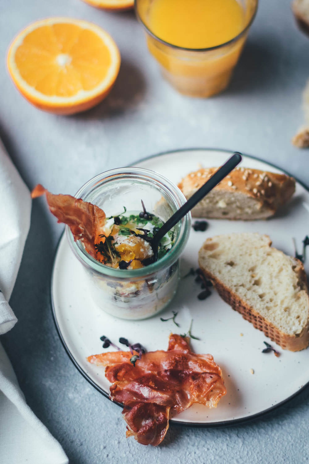 Rezept für Eier im Glas (Oeufs cocotte) zum Sonntagsfrühstück | The Sunday Breakfast Club | moeyskitchen.com #eierimglas #oeufscocotte #oeufsencocotte #sonntagsfrühstück #frühstück #breakfast #frühstücksei