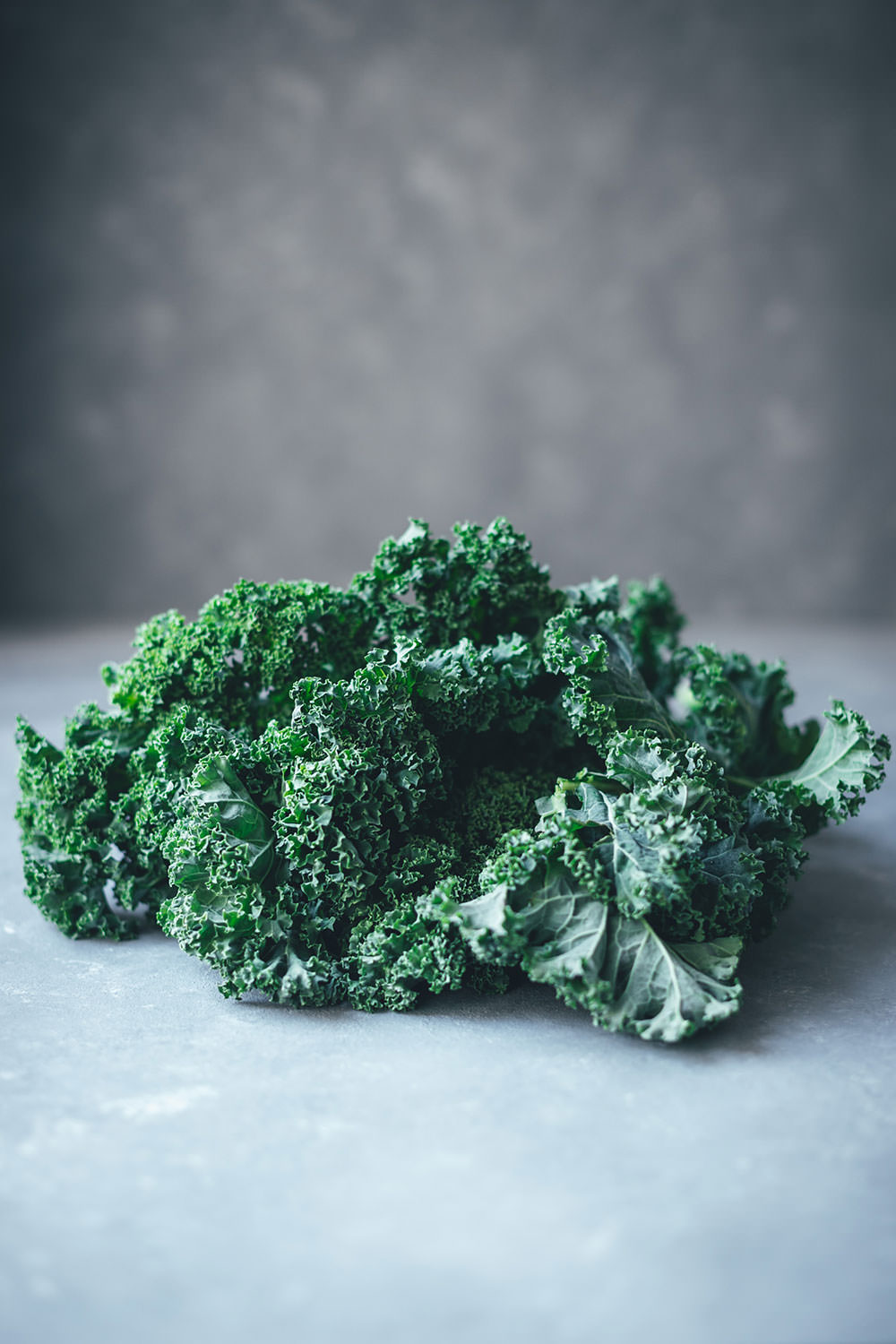 Rezept für knackigen Grünkohl-Salat mit Feigen-Dressing, Manchego und Walnüssen | moeyskitchen.com #grünkohl #kale #salat #wintergemüse #kohl #rezepte #foodblog #foodblogger