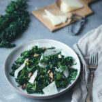 Rezept für knackigen Grünkohl-Salat mit Feigen-Dressing, Manchego und Walnüssen | moeyskitchen.com #grünkohl #kale #salat #wintergemüse #kohl #rezepte #foodblog #foodblogger