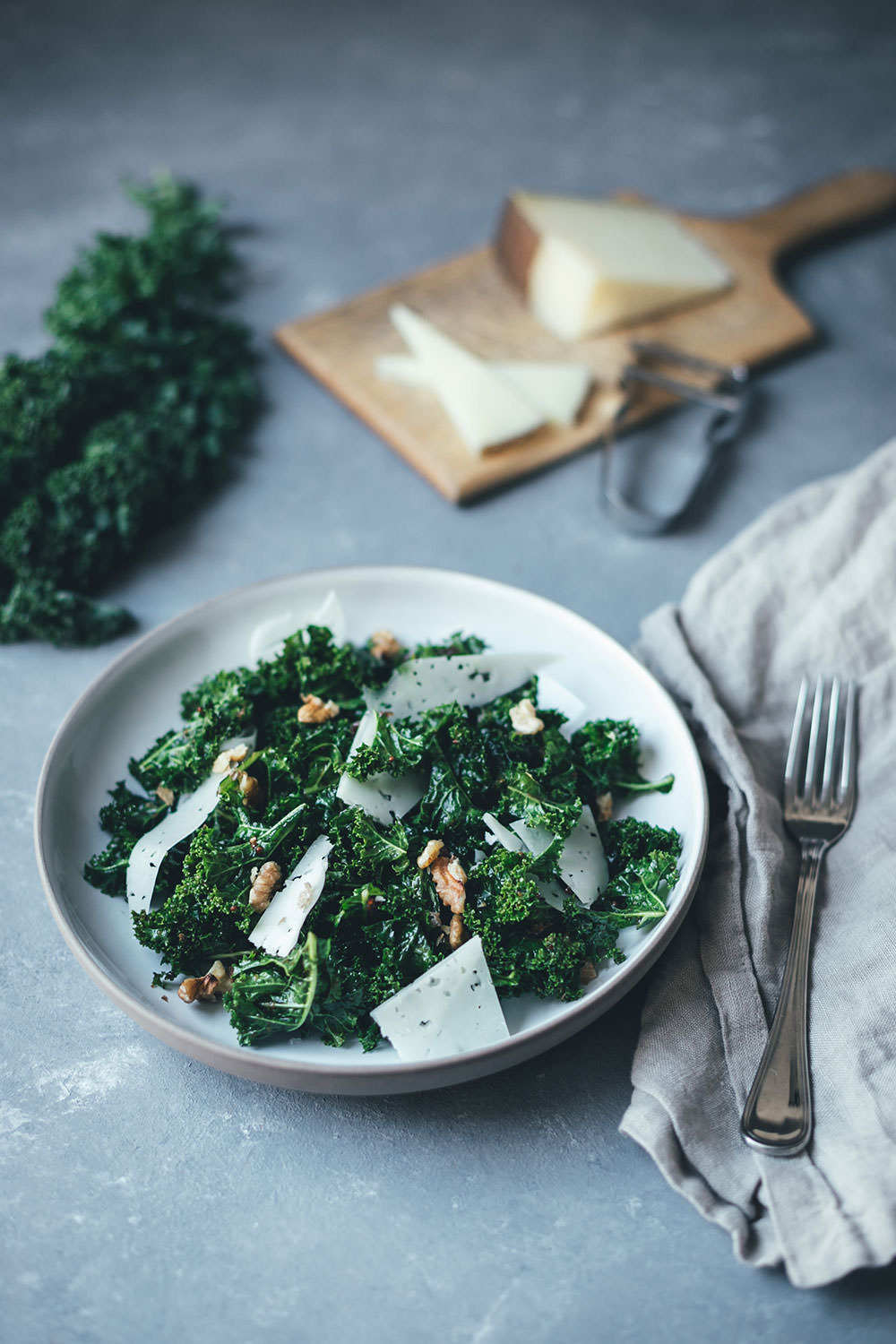 Rezept für knackigen Grünkohl-Salat mit Feigen-Dressing, Manchego und Walnüssen | moeyskitchen.com #grünkohl #kale #salat #wintergemüse #kohl #rezepte #foodblog #foodblogger