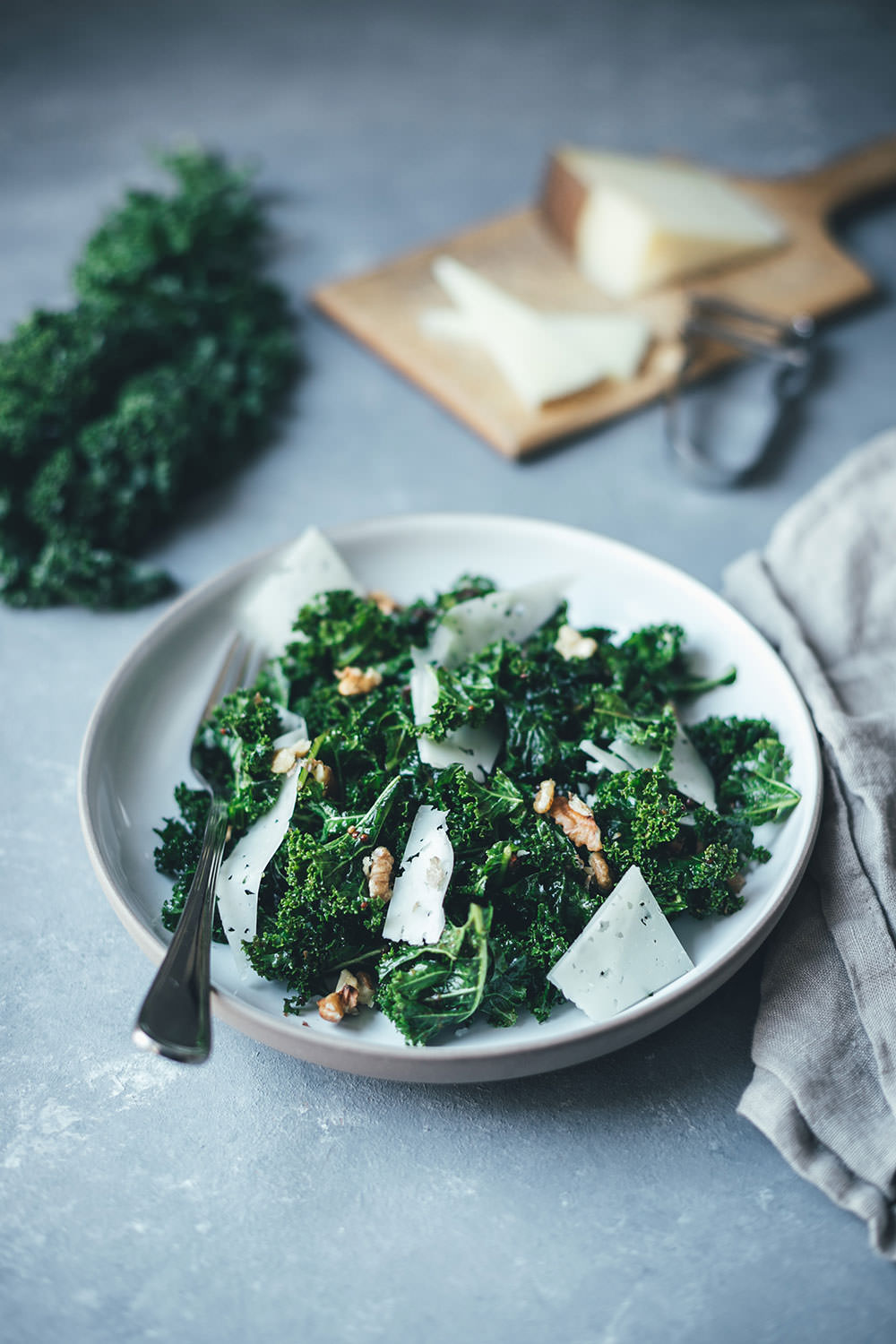Rezept für knackigen Grünkohl-Salat mit Feigen-Dressing, Manchego und Walnüssen | moeyskitchen.com #grünkohl #kale #salat #wintergemüse #kohl #rezepte #foodblog #foodblogger