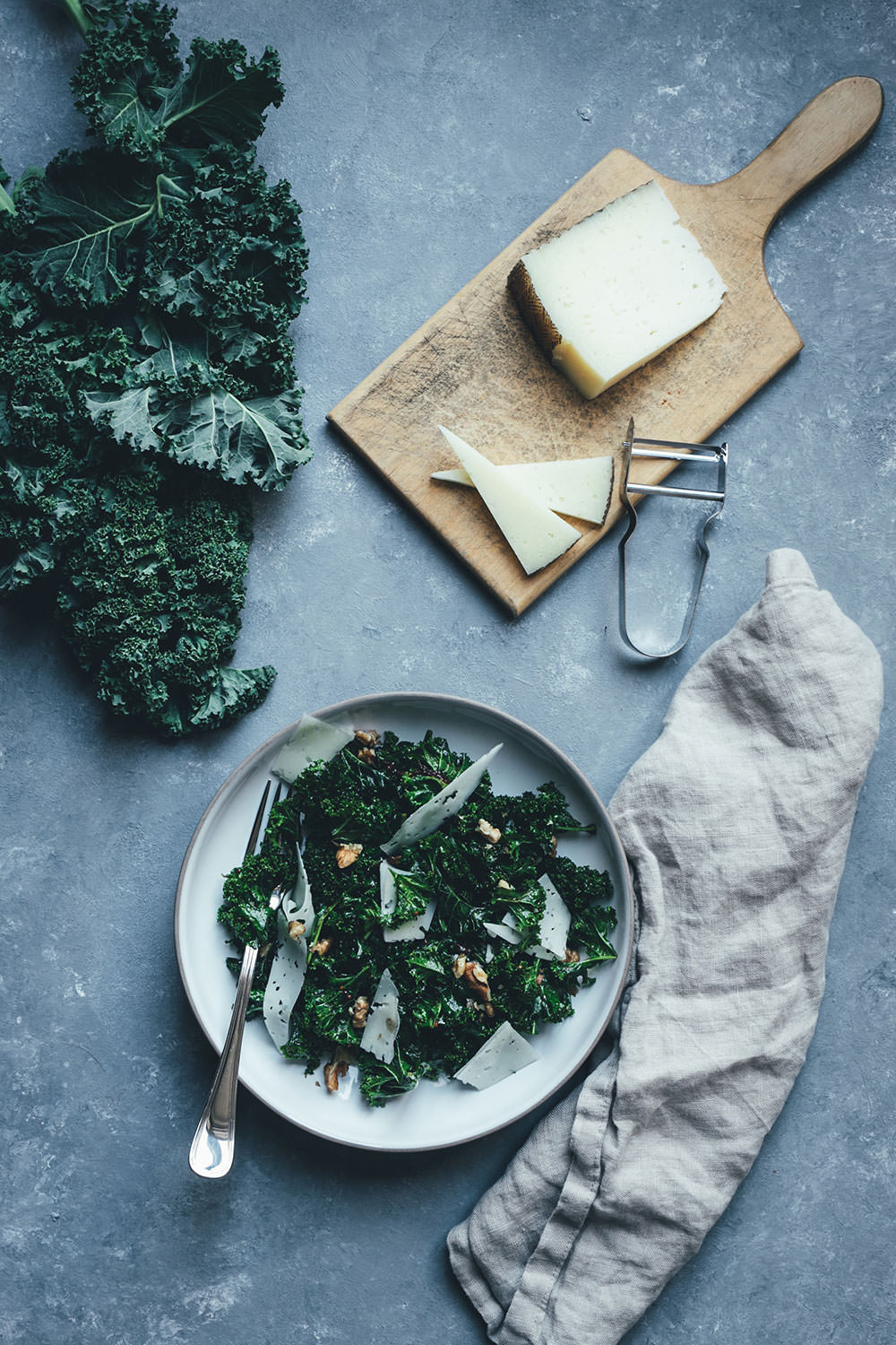 Rezept für knackigen Grünkohl-Salat mit Feigen-Dressing, Manchego und Walnüssen | moeyskitchen.com #grünkohl #kale #salat #wintergemüse #kohl #rezepte #foodblog #foodblogger