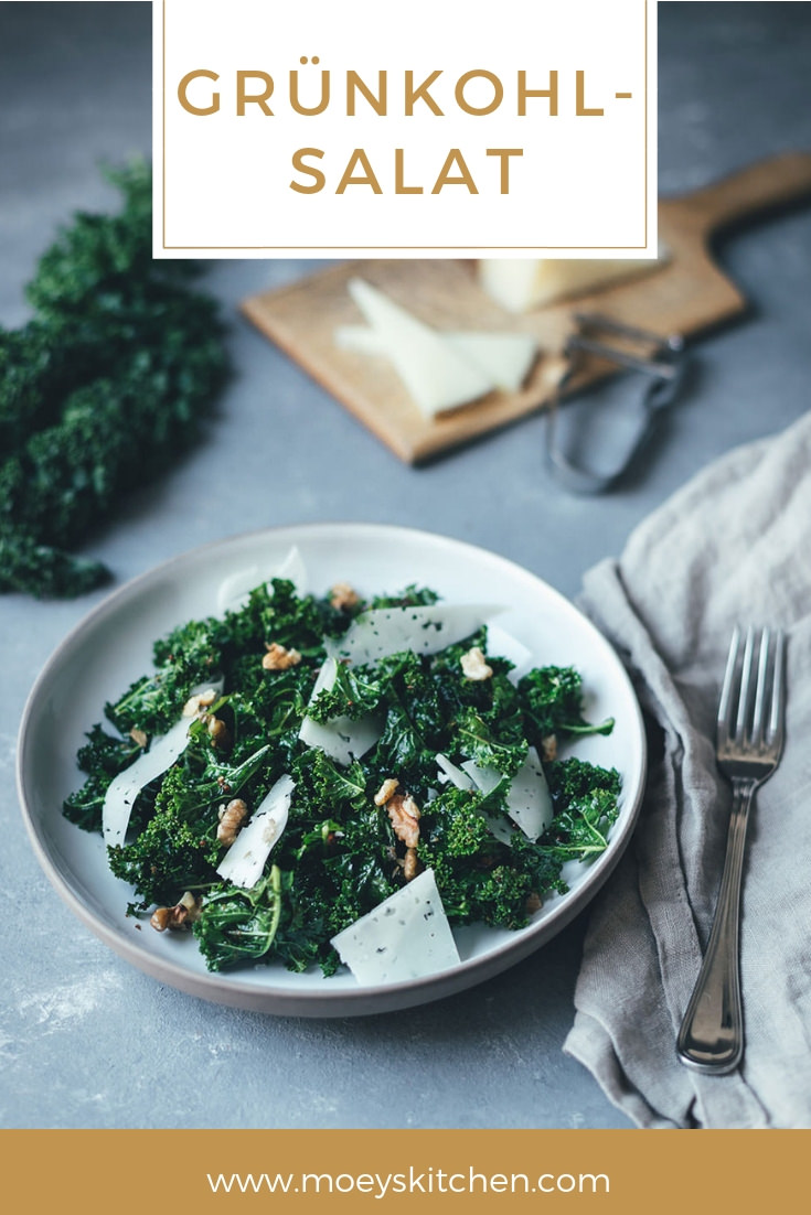 Rezept für knackigen Grünkohl-Salat mit Feigen-Dressing, Manchego und Walnüssen | moeyskitchen.com #grünkohl #kale #salat #wintergemüse #kohl #rezepte #foodblog #foodblogger