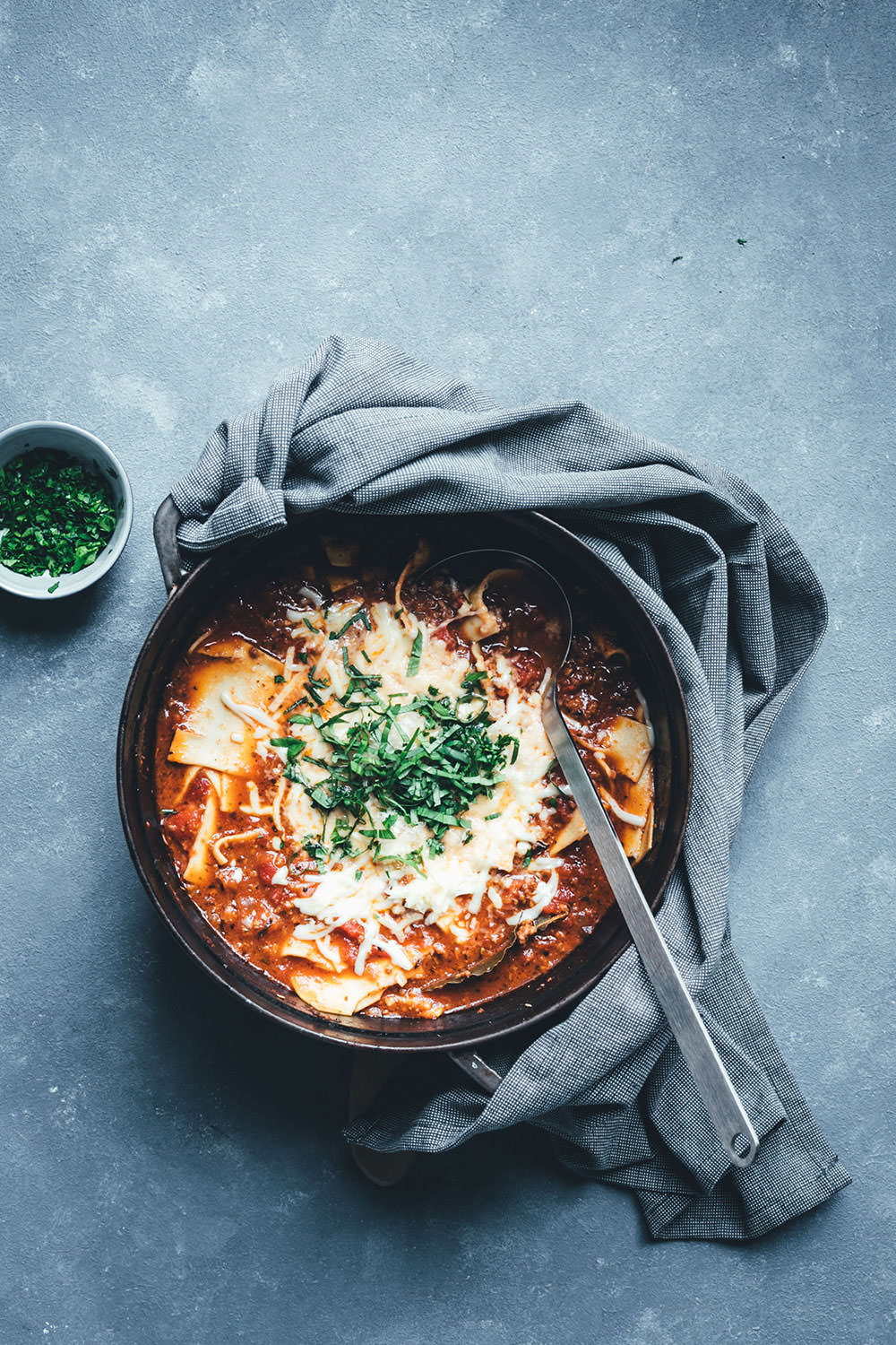 Rezept für herzhafte One Pot Lasagne-Suppe | moeyskitchen.com #onepot #suppe #lasagnesuppe #lasagne #rezepte #foodblogger #foodblog #kochen