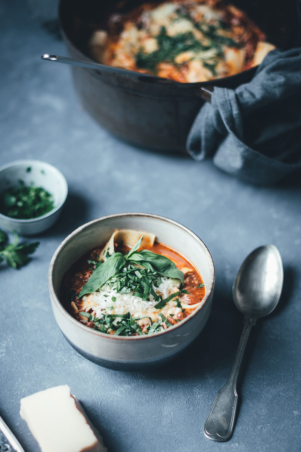 Rezept für herzhafte One Pot Lasagne-Suppe | moeyskitchen.com #onepot #suppe #lasagnesuppe #lasagne #rezepte #foodblogger #foodblog #kochen