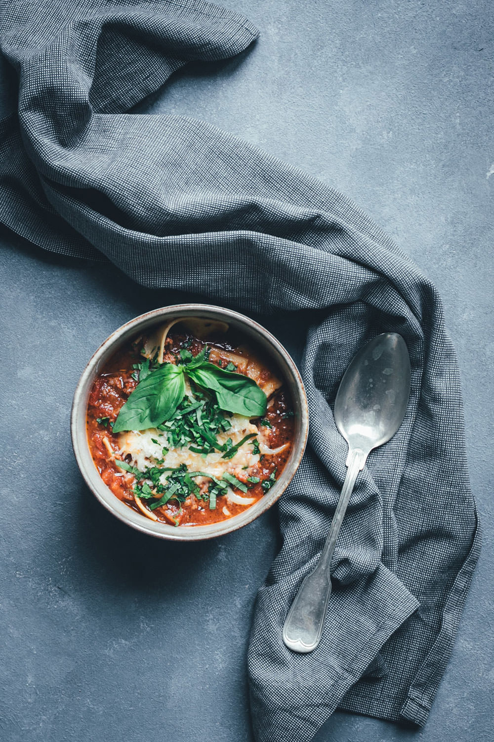 Rezept für herzhafte One Pot Lasagne-Suppe | moeyskitchen.com #onepot #suppe #lasagnesuppe #lasagne #rezepte #foodblogger #foodblog #kochen