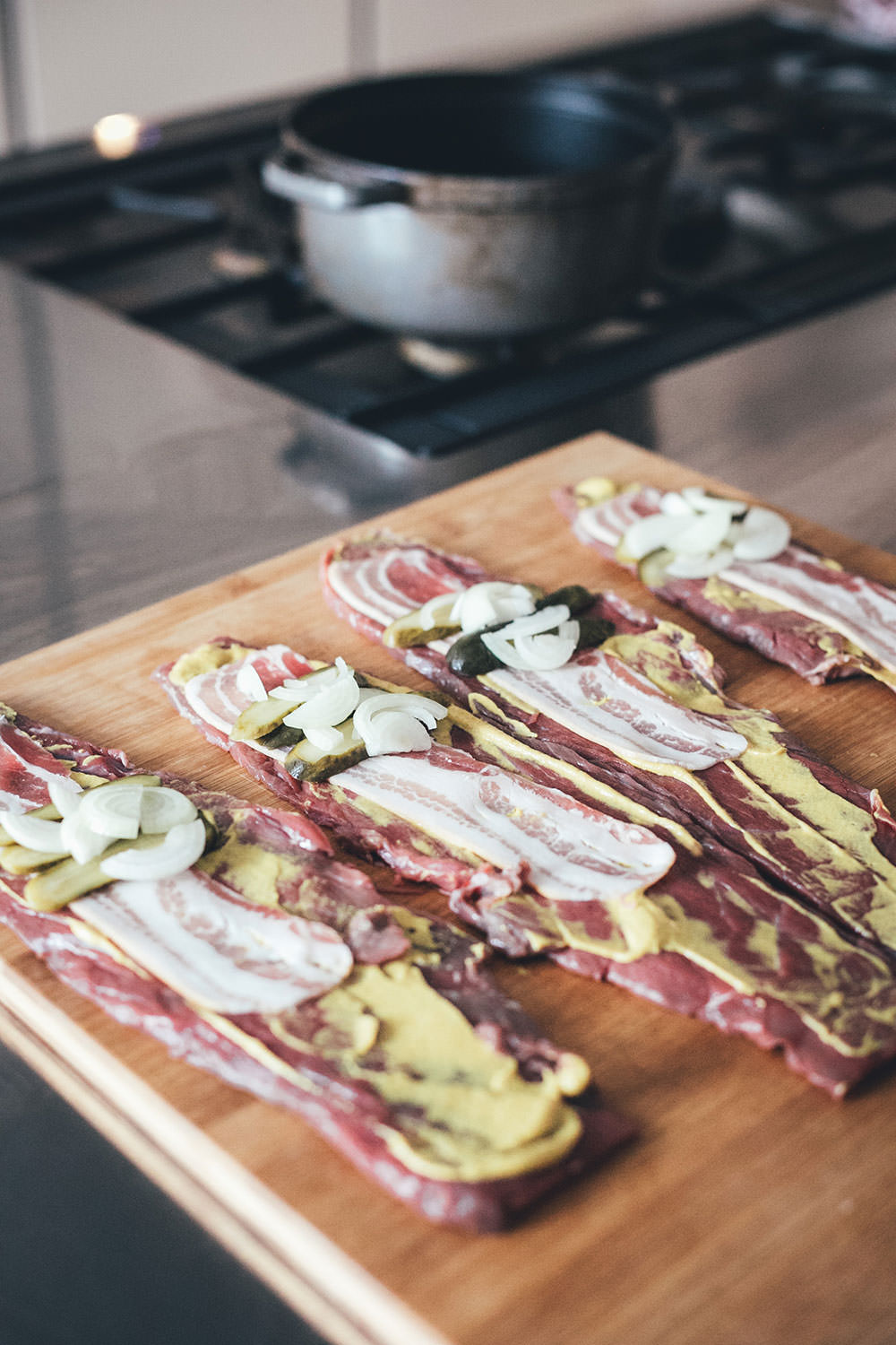 Rezept für klassische Rinderrouladen mit sämiger Rotweinsauce | Schmorgericht aus dem Ofen | moeyskitchen.com #rouladen #rinderrouladen #klassiker #rezepte #foodblogger #hausmannskost