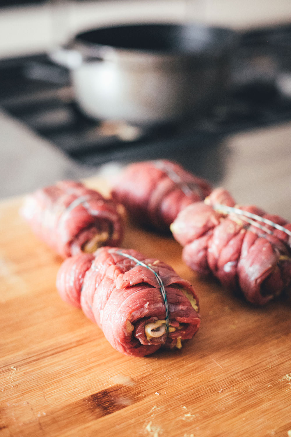 Rezept für klassische Rinderrouladen mit sämiger Rotweinsauce | Schmorgericht aus dem Ofen | moeyskitchen.com #rouladen #rinderrouladen #klassiker #rezepte #foodblogger #hausmannskost
