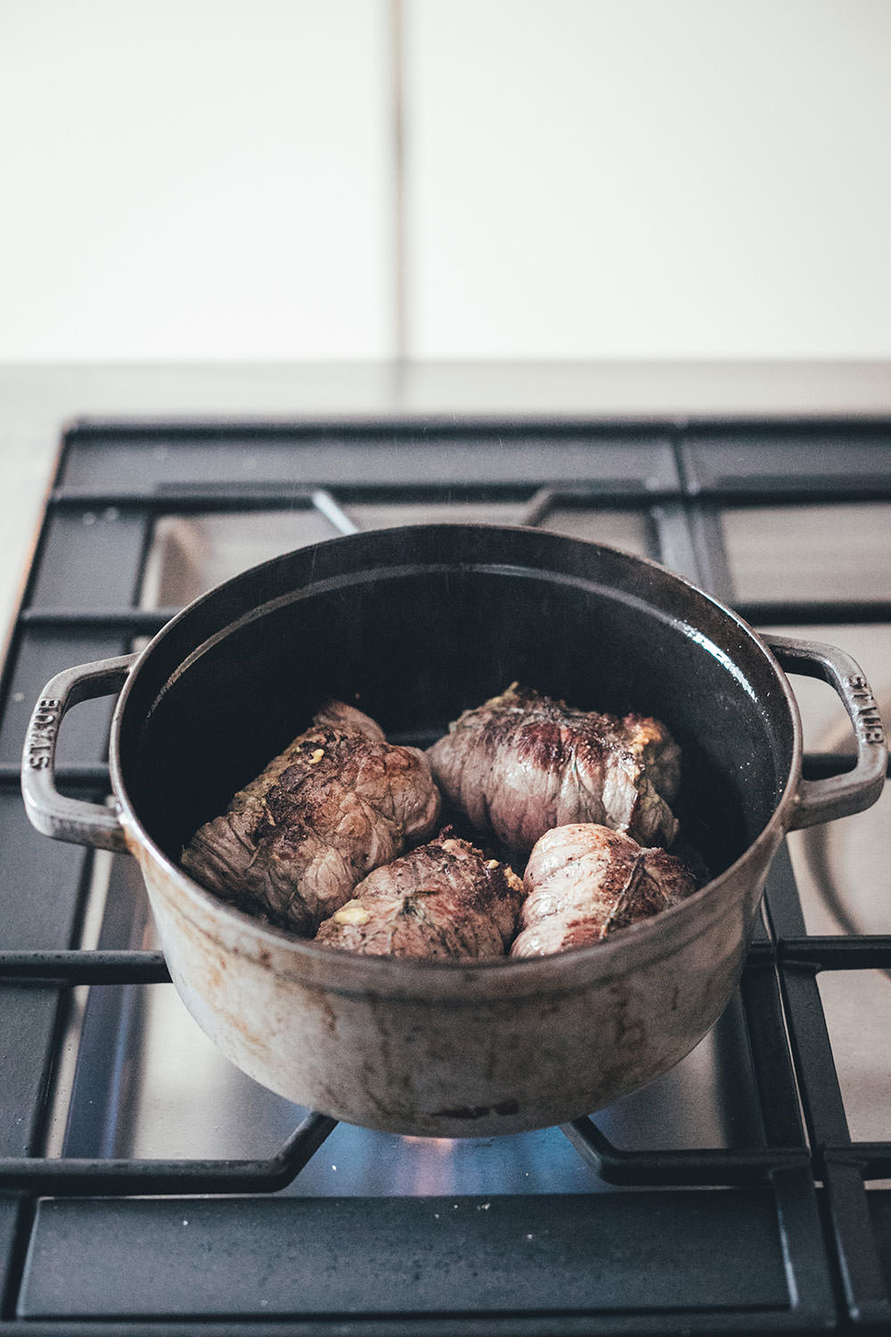 Rezept für klassische Rinderrouladen mit sämiger Rotweinsauce | Schmorgericht aus dem Ofen | moeyskitchen.com #rouladen #rinderrouladen #klassiker #rezepte #foodblogger #hausmannskost
