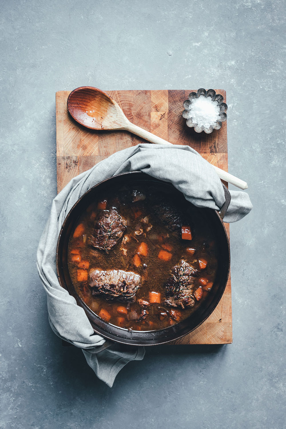 Rezept für klassische Rinderrouladen mit sämiger Rotweinsauce | Schmorgericht aus dem Ofen | moeyskitchen.com #rouladen #rinderrouladen #klassiker #rezepte #foodblogger #hausmannskost