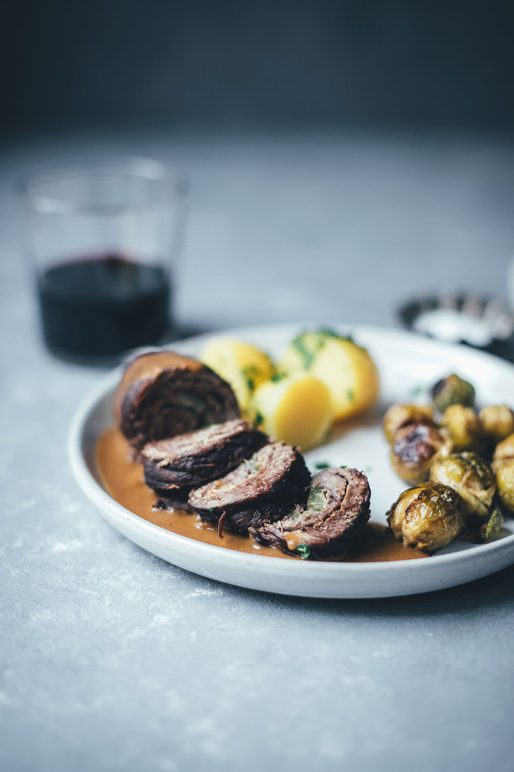 Rezept für klassische Rinderrouladen mit sämiger Rotweinsauce | Schmorgericht aus dem Ofen | moeyskitchen.com #rouladen #rinderrouladen #klassiker #rezepte #foodblogger #hausmannskost
