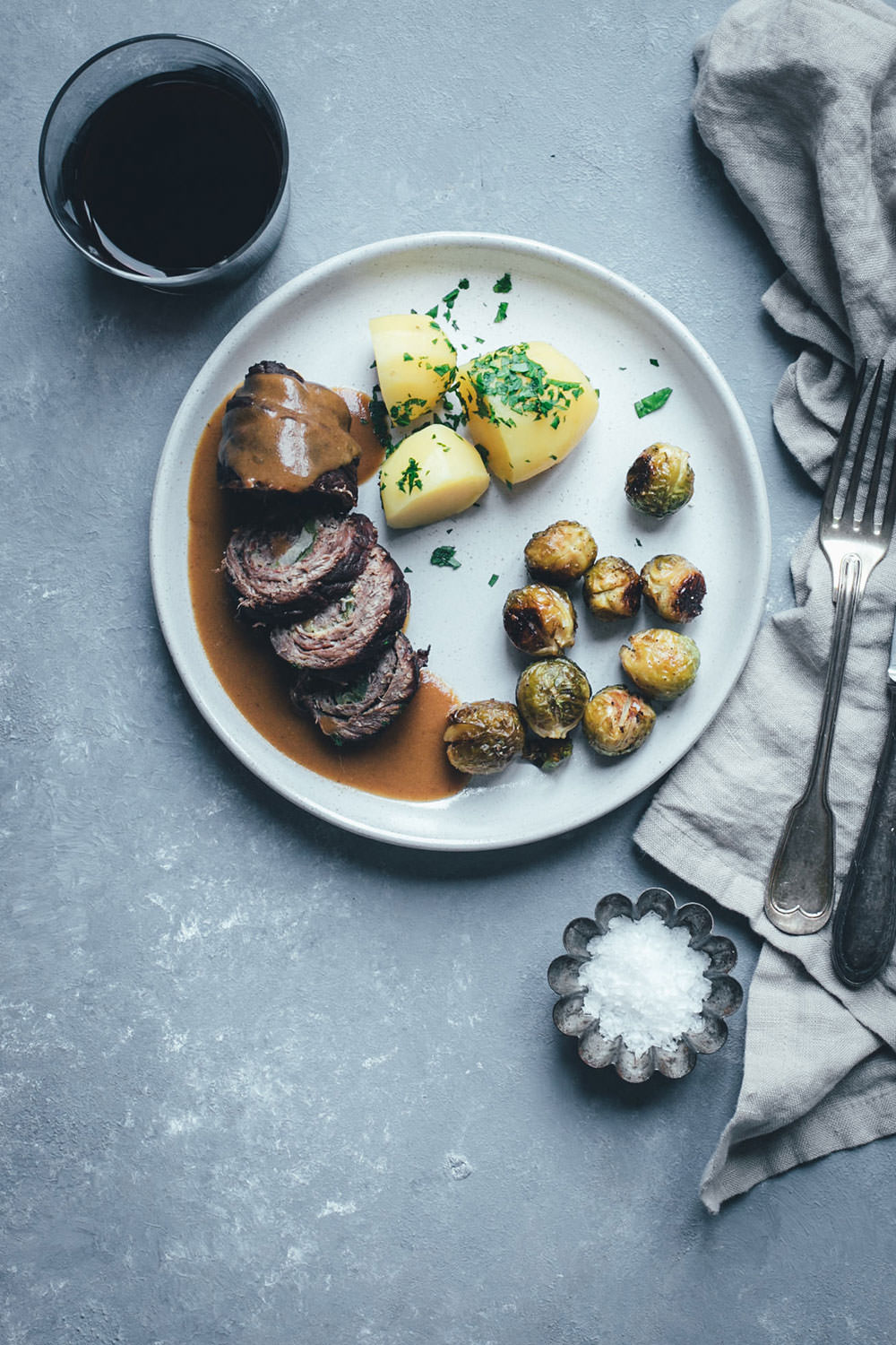 Rezept für klassische Rinderrouladen mit sämiger Rotweinsauce | Schmorgericht aus dem Ofen | moeyskitchen.com #rouladen #rinderrouladen #klassiker #rezepte #foodblogger #hausmannskost