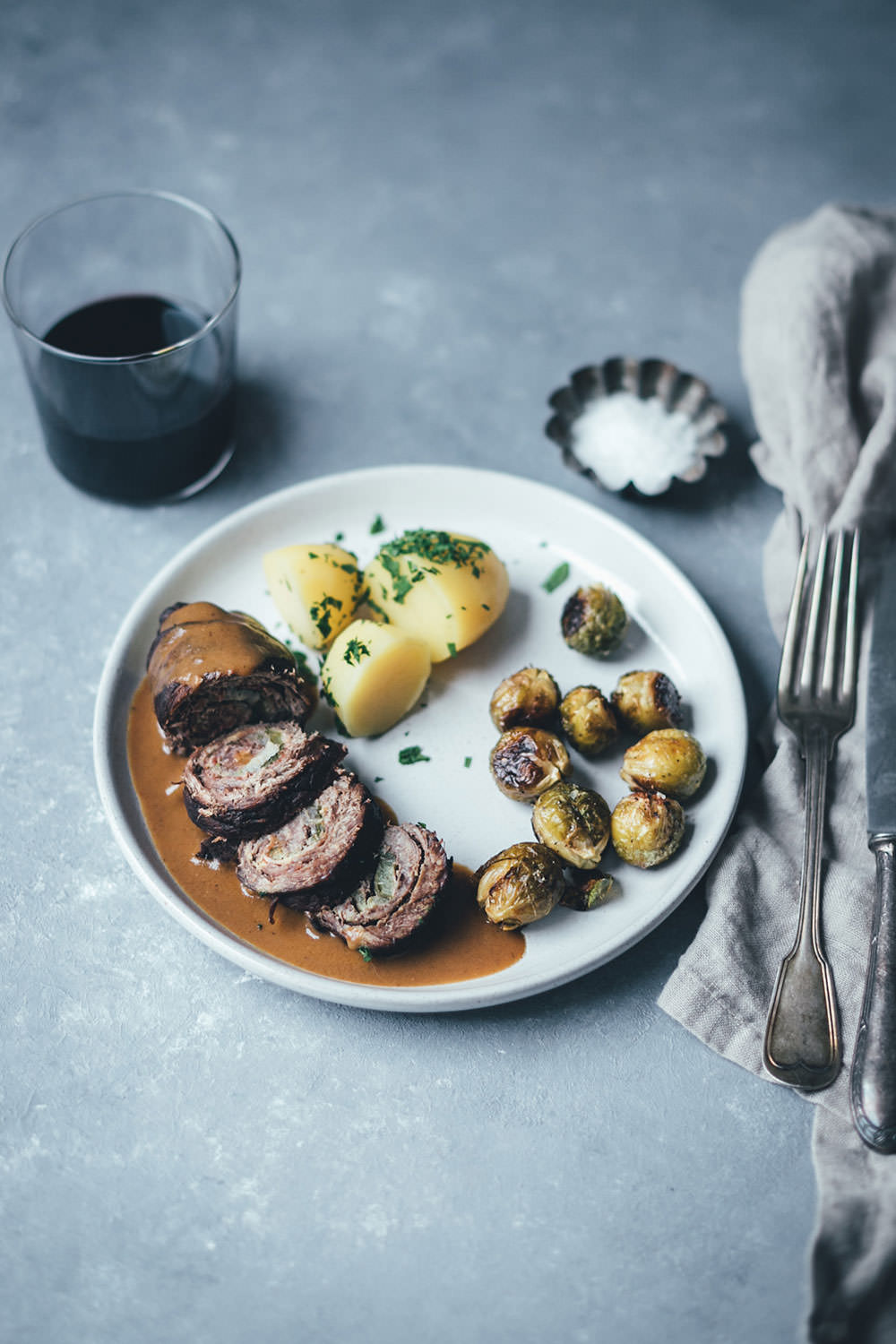Rezept für klassische Rinderrouladen mit sämiger Rotweinsauce | Schmorgericht aus dem Ofen | moeyskitchen.com #rouladen #rinderrouladen #klassiker #rezepte #foodblogger #hausmannskost