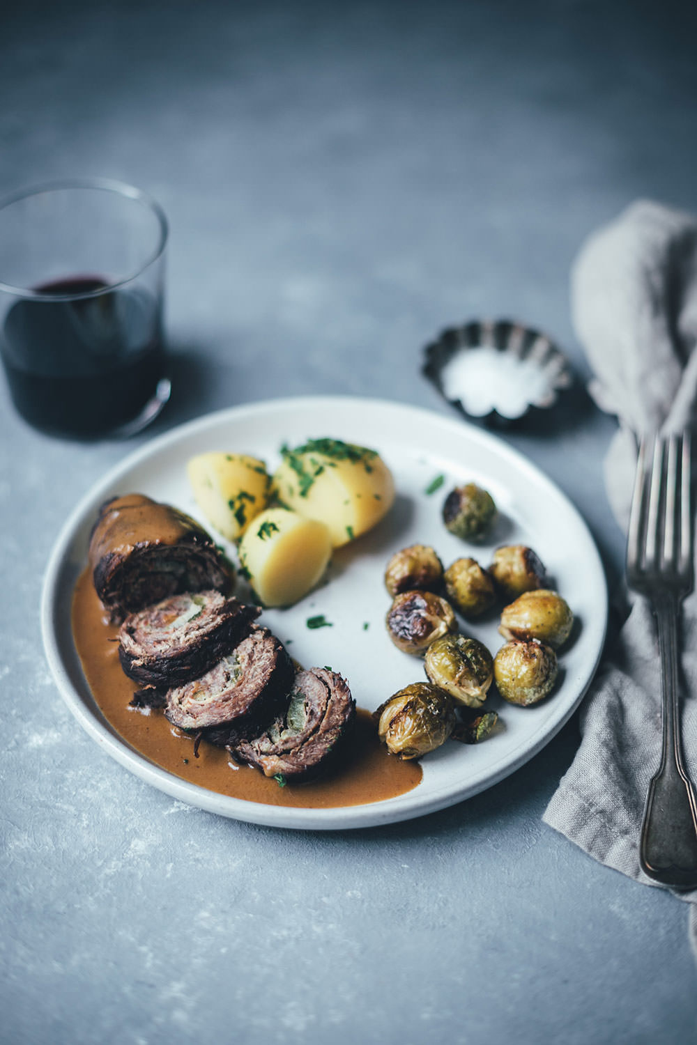 Rezept für klassische Rinderrouladen mit sämiger Rotweinsauce | Schmorgericht aus dem Ofen | moeyskitchen.com #rouladen #rinderrouladen #klassiker #rezepte #foodblogger #hausmannskost
