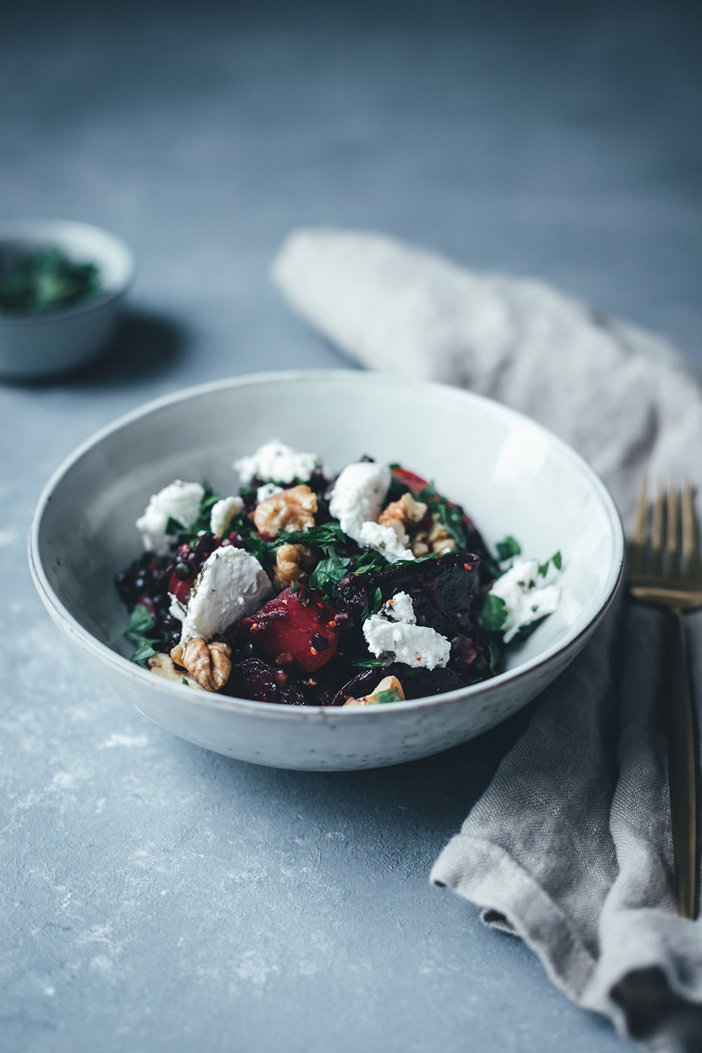 Rezept für winterlichen Bunte-Bete-Linsen-Salat mit gebackener roter und gelber Bete, Walnusskernen, Belugalinsen und Ziegenfrischkäse | moeyskitchen.com #linsensalat #salat #rezepte #foodblog