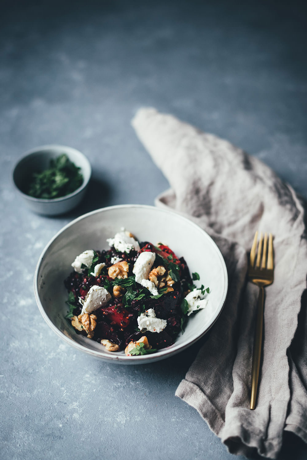 Rezept für winterlichen Bunte-Bete-Linsen-Salat mit gebackener roter und gelber Bete, Walnusskernen, Belugalinsen und Ziegenfrischkäse | moeyskitchen.com #linsensalat #salat #rezepte #foodblog