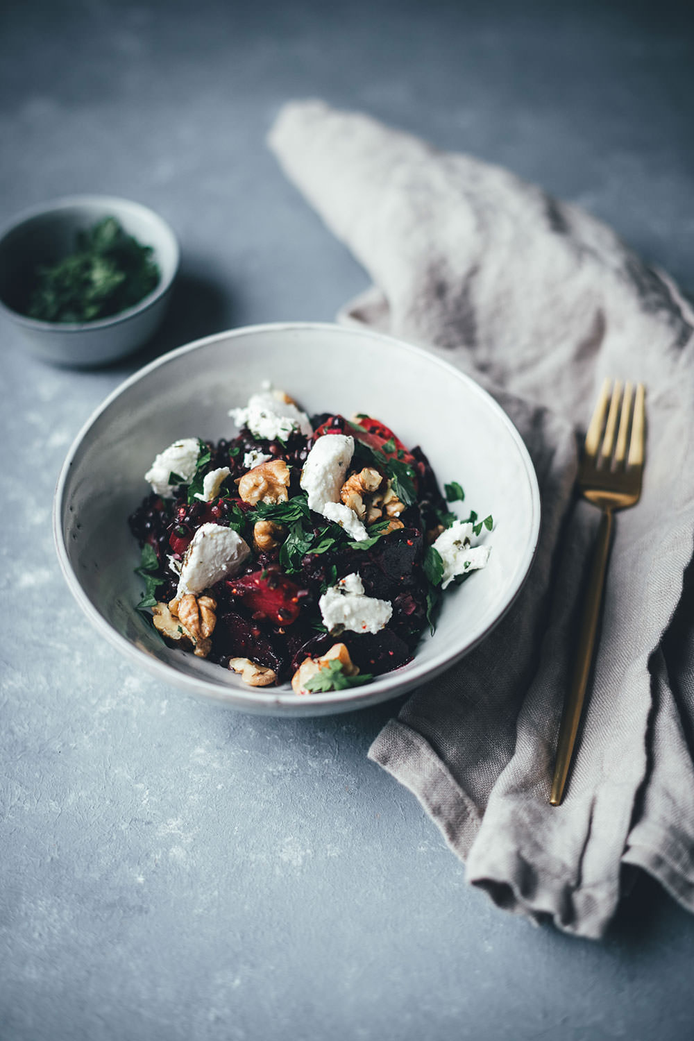 Rezept für winterlichen Bunte-Bete-Linsen-Salat mit gebackener roter und gelber Bete, Walnusskernen, Belugalinsen und Ziegenfrischkäse | moeyskitchen.com #linsensalat #salat #rezepte #foodblog