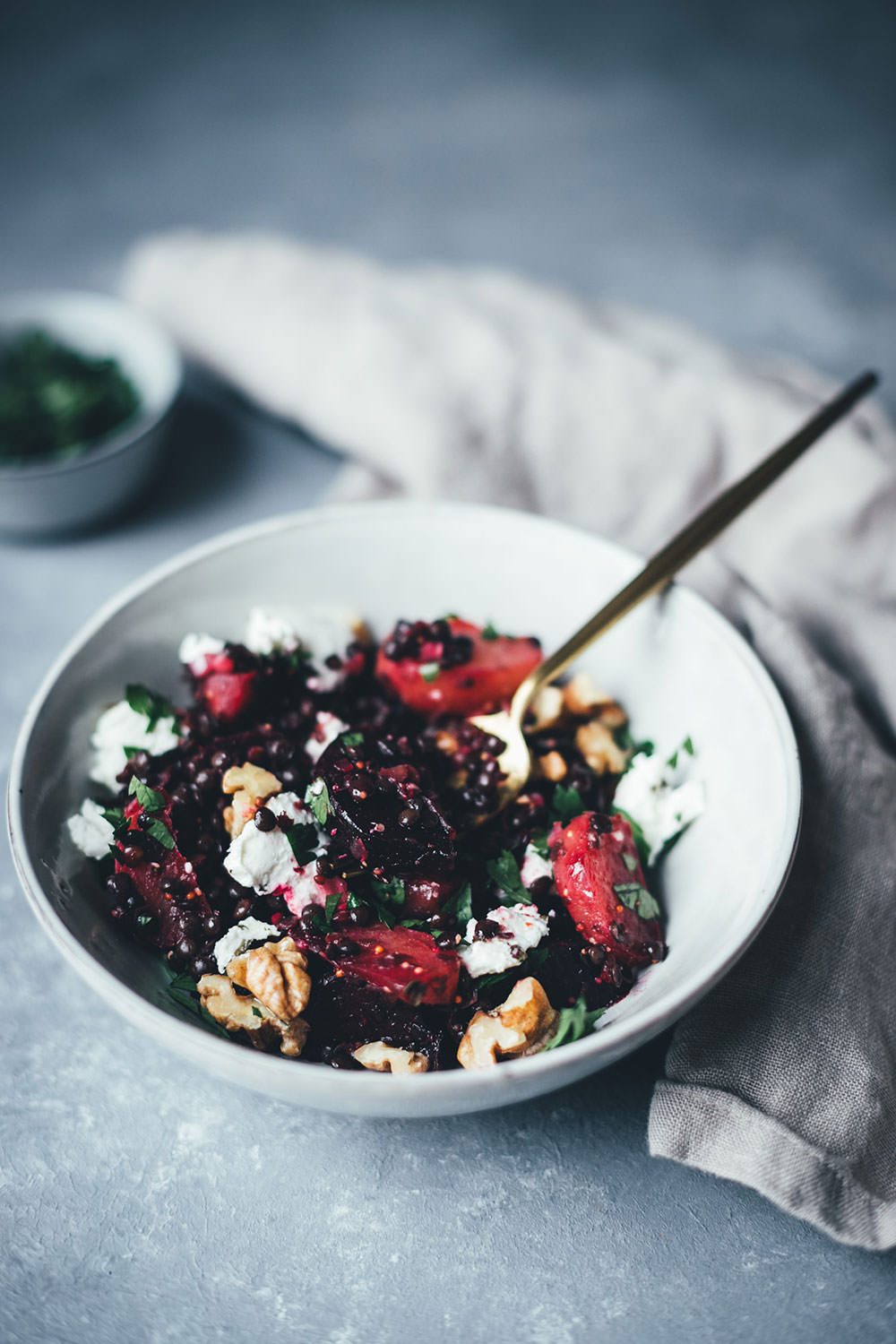 Rezept für winterlichen Bunte-Bete-Linsen-Salat mit gebackener roter und gelber Bete, Walnusskernen, Belugalinsen und Ziegenfrischkäse | moeyskitchen.com #linsensalat #salat #rezepte #foodblog