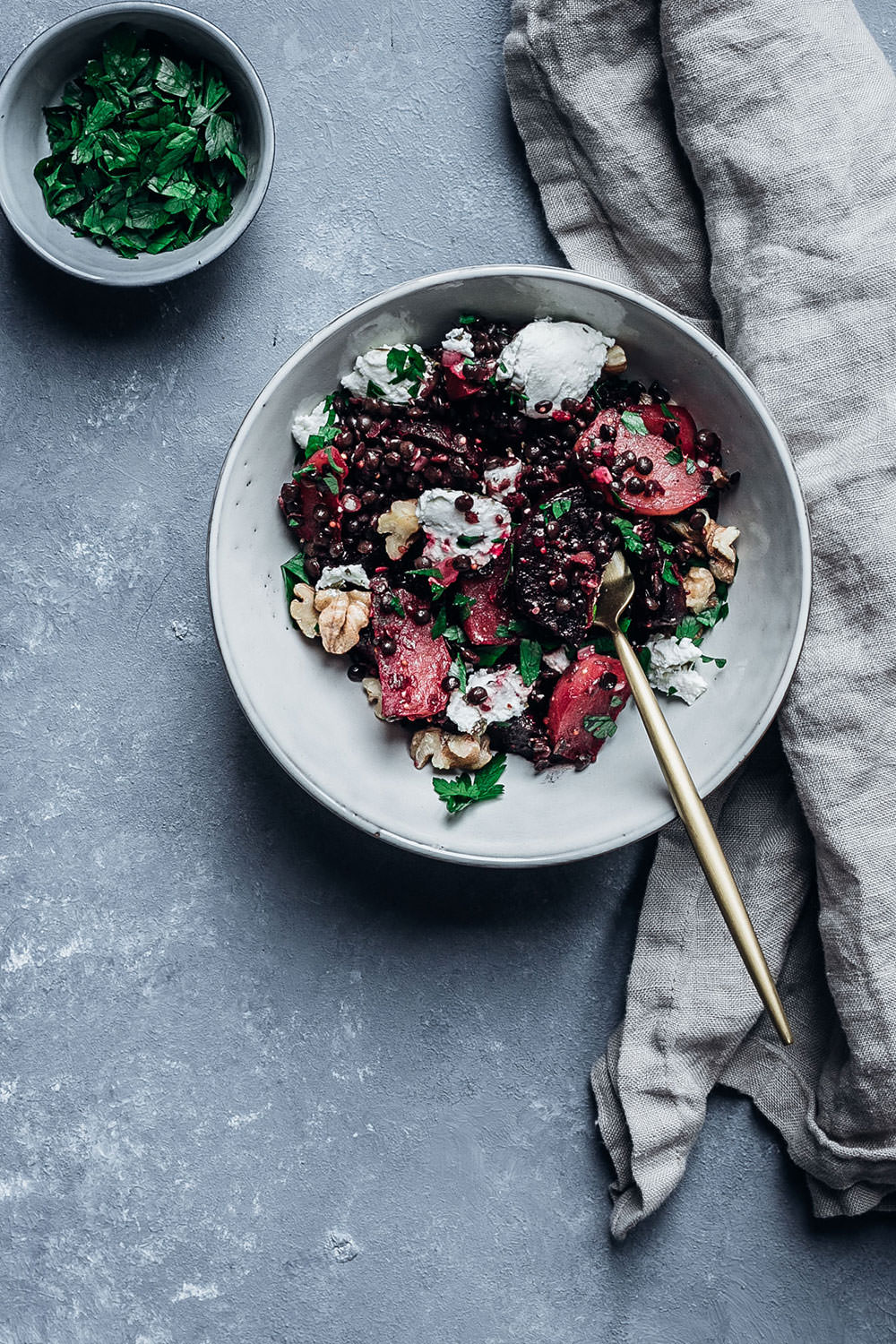 Rezept für winterlichen Bunte-Bete-Linsen-Salat mit gebackener roter und gelber Bete, Walnusskernen, Belugalinsen und Ziegenfrischkäse | moeyskitchen.com #linsensalat #salat #rezepte #foodblog
