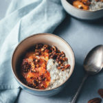 Rezept für cremiges Chia-Porridge mit Pekannuss-Zimt-Crunch und Blutorangen | vegan und lecker | moeyskitchen.com #porridge #chiaporridge #vegan #frühstück #breakfast #chia #haferflocken #hafermilch #pflanzenmilch #foodblogger #foodblog #rezepte #rezept
